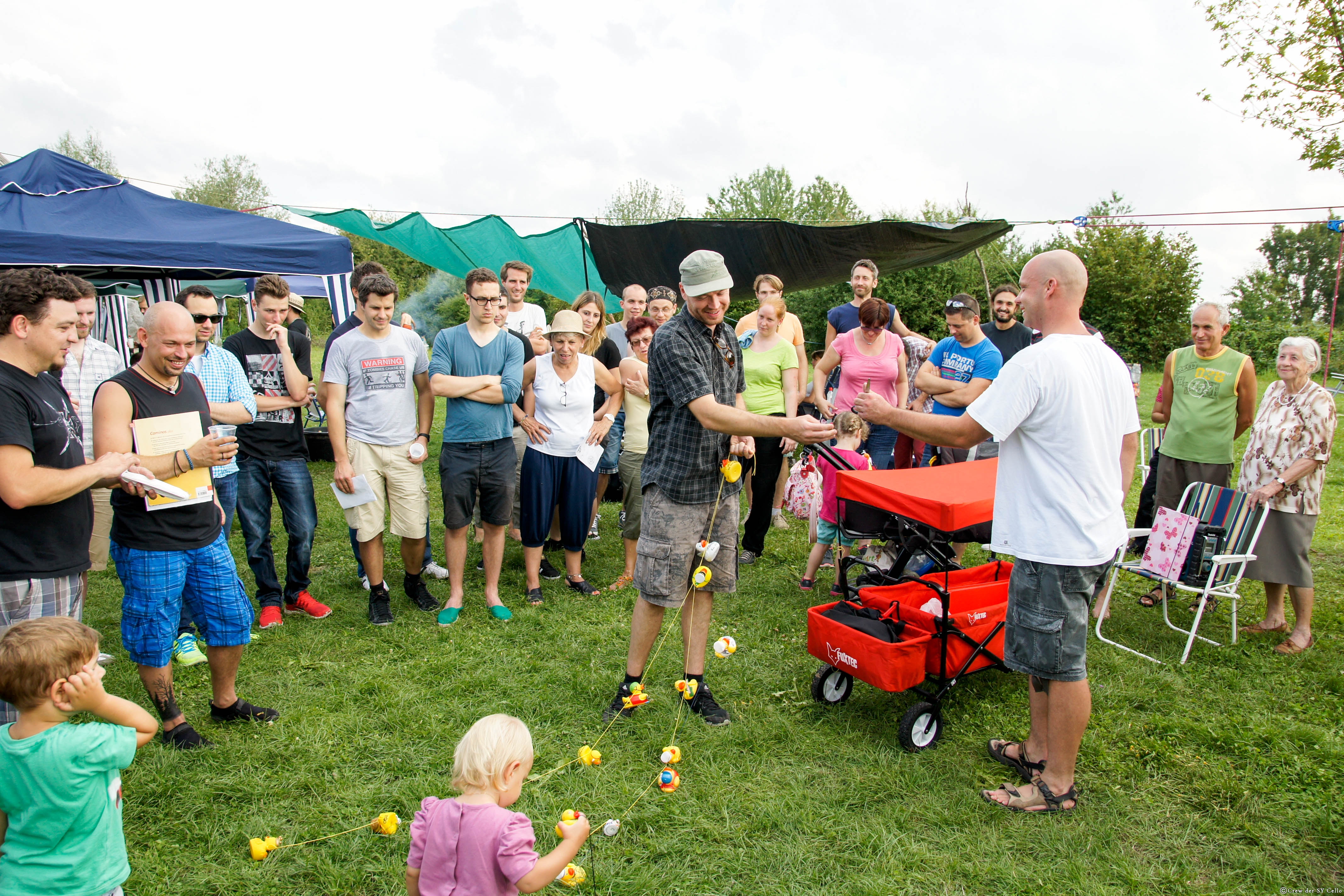 Wir bekommen Enten als Geschenk. Die werden noch eine Rolle spielen.