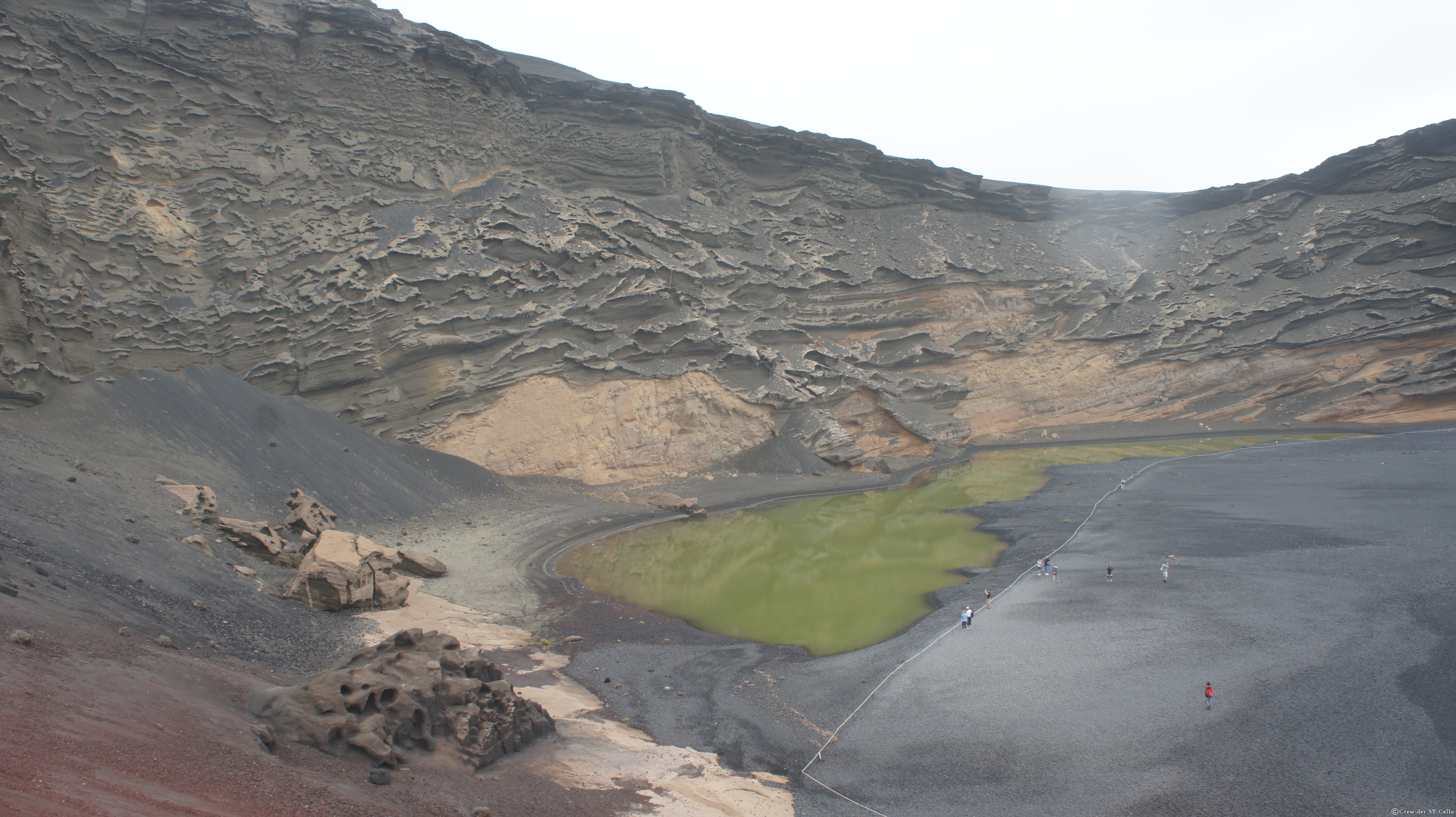Komischer See und schwarzer Strand auf Lanzarote