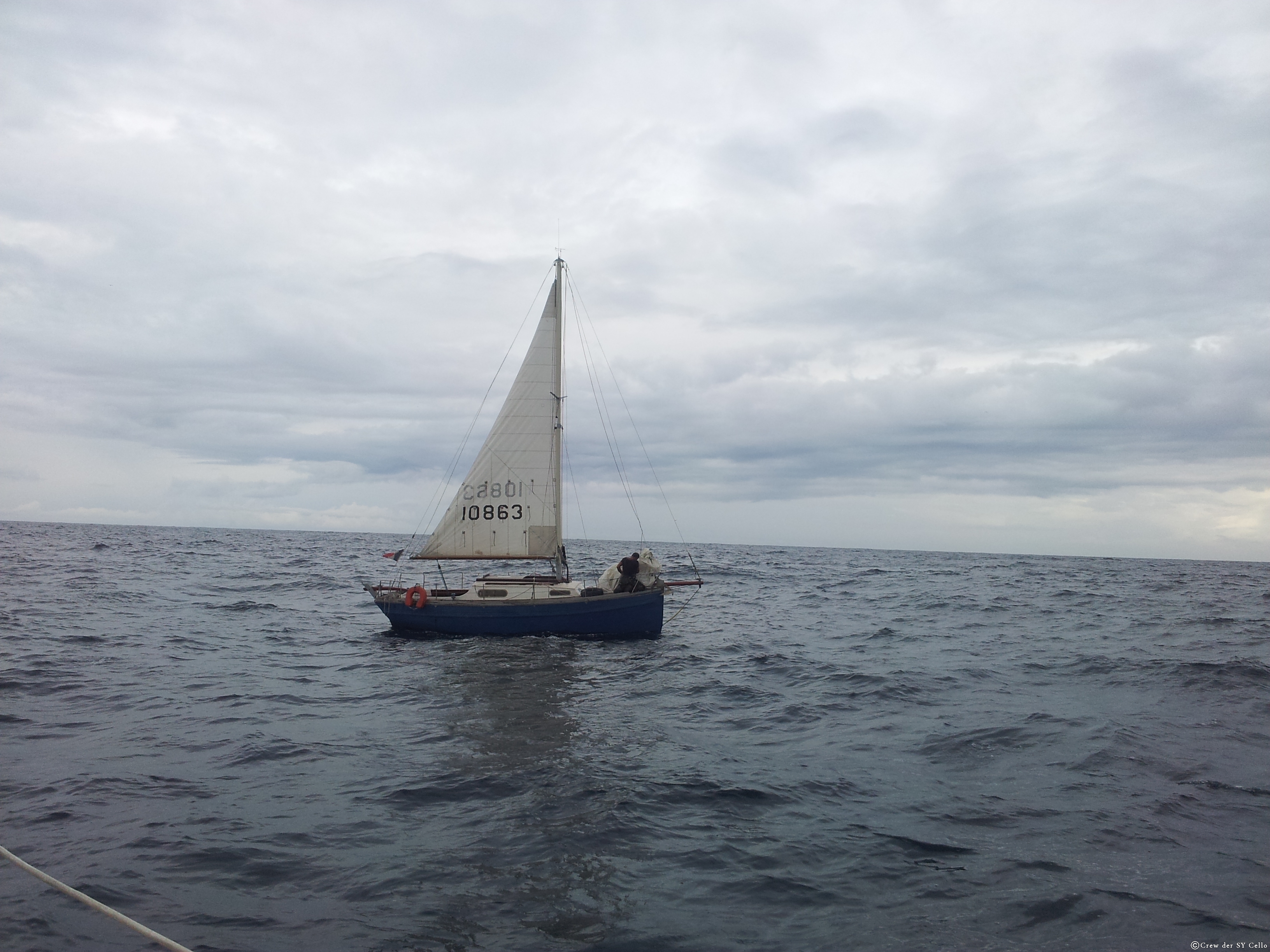 Der segelsetzende, bärtige, biertrinkende, technologieverweigernde, französische Schreiner und Gitarrist mit seinem Holzboot