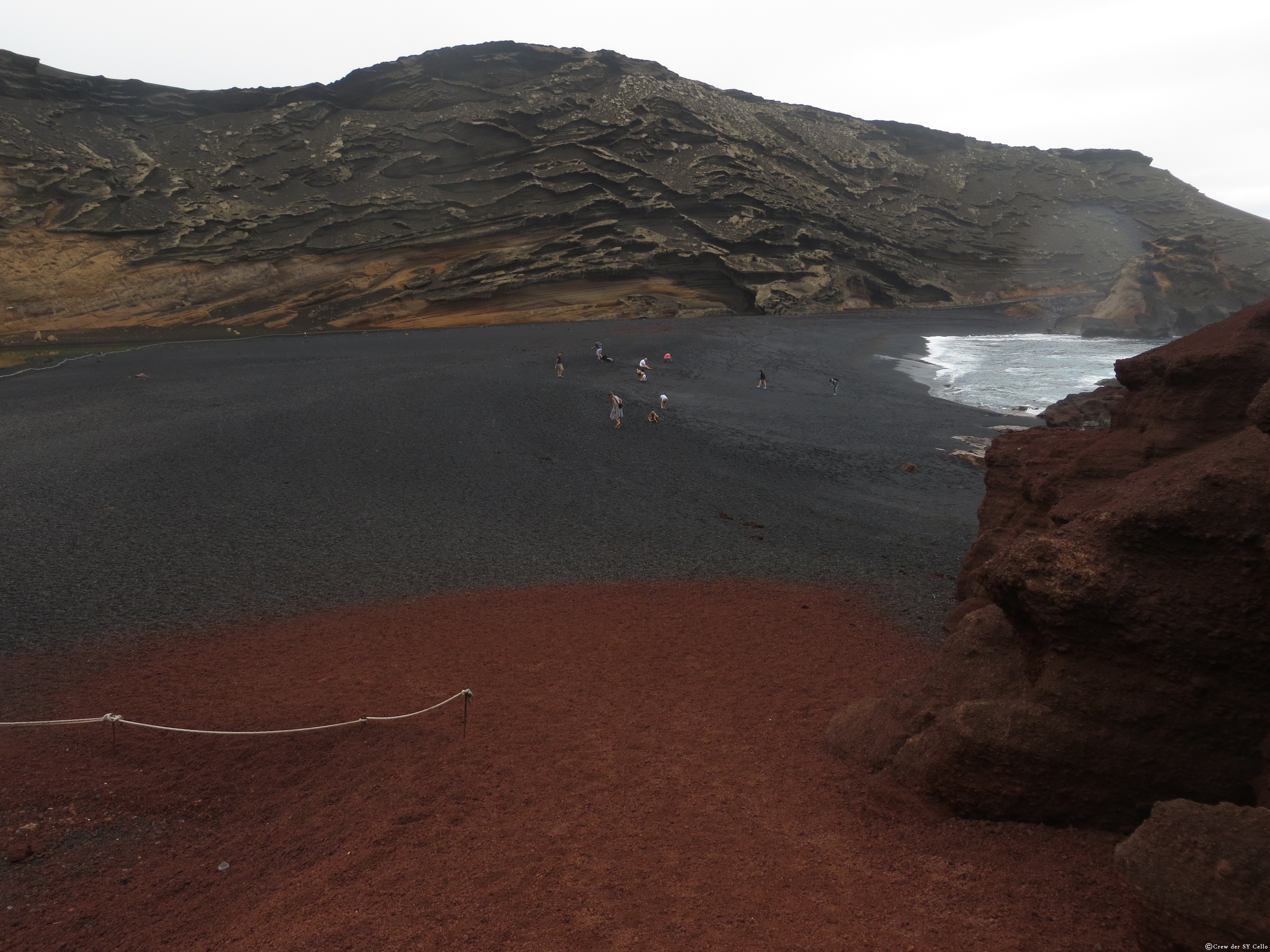 Roter und schwarzer Strand auf Lanzarote