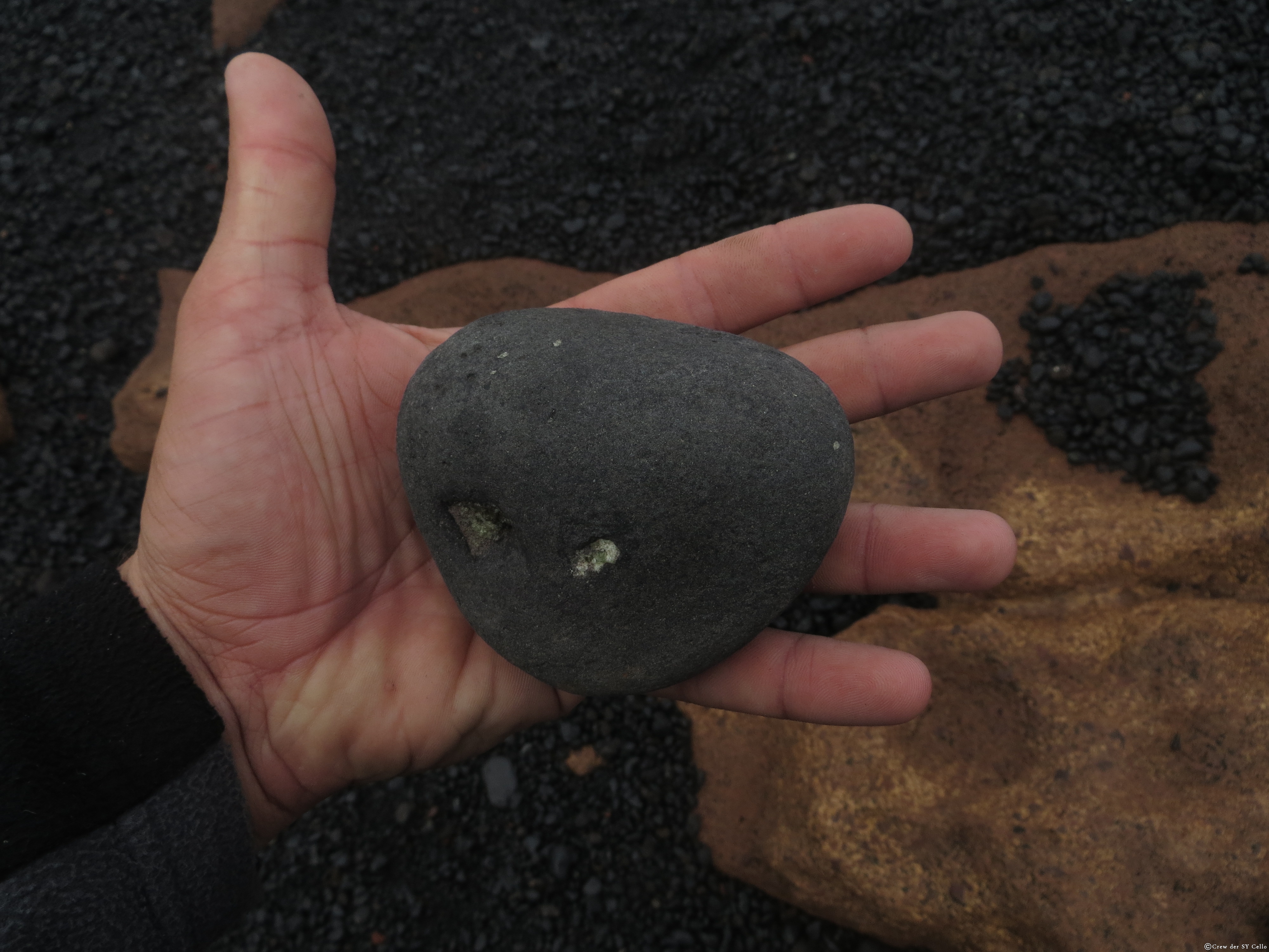 Ein Stein, mit eingeschlossenen Kristallen