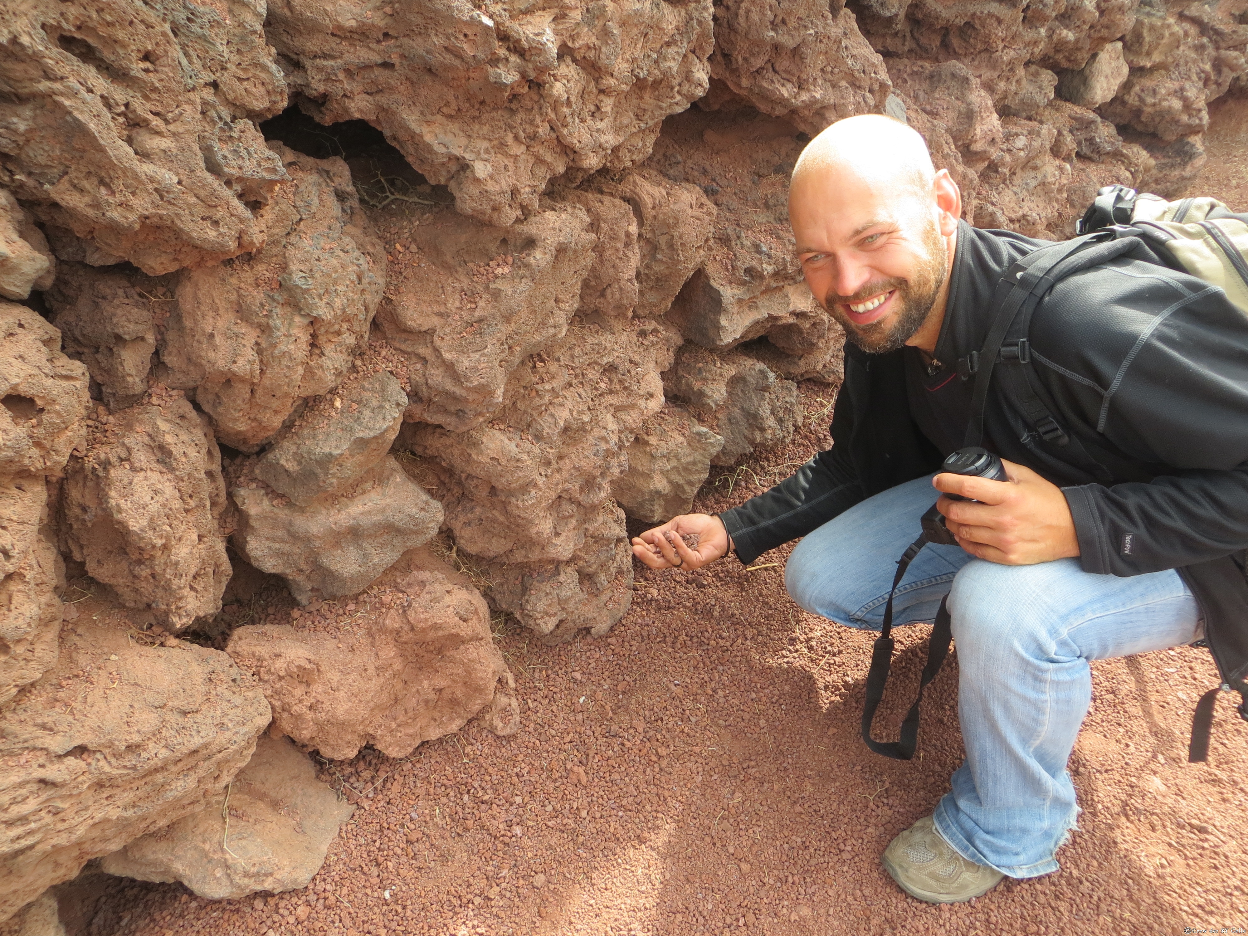 Die Steine an der Oberfläche sind SEHR heiß, sie werden von der vulkanischen Aktivität Lanzarotes aufgewärmt &hellip;