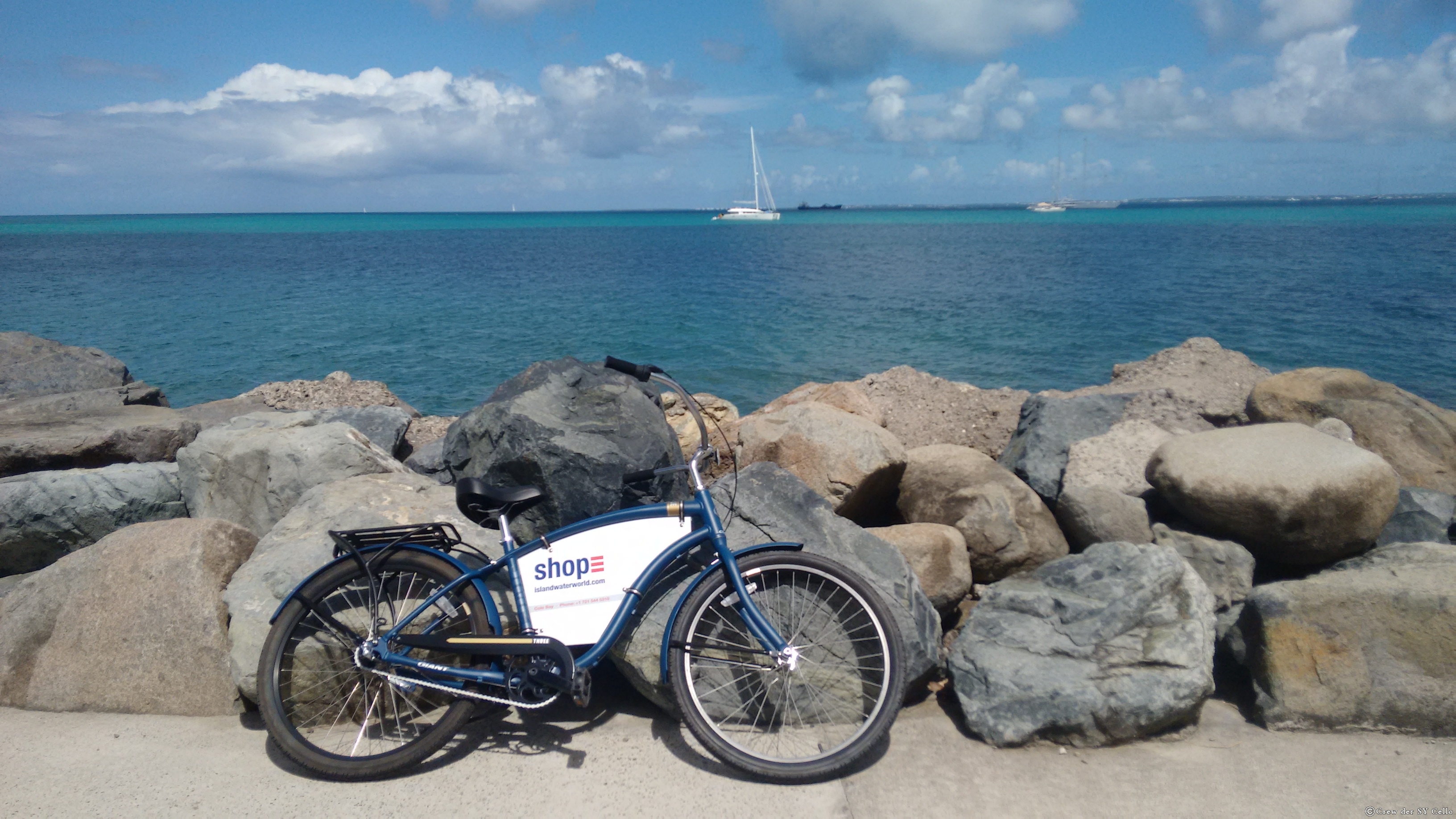 Mit diesen kostenlosen Fahrrädern, die wir am Hafen ausleihen können, erkunden wir die Gegend.