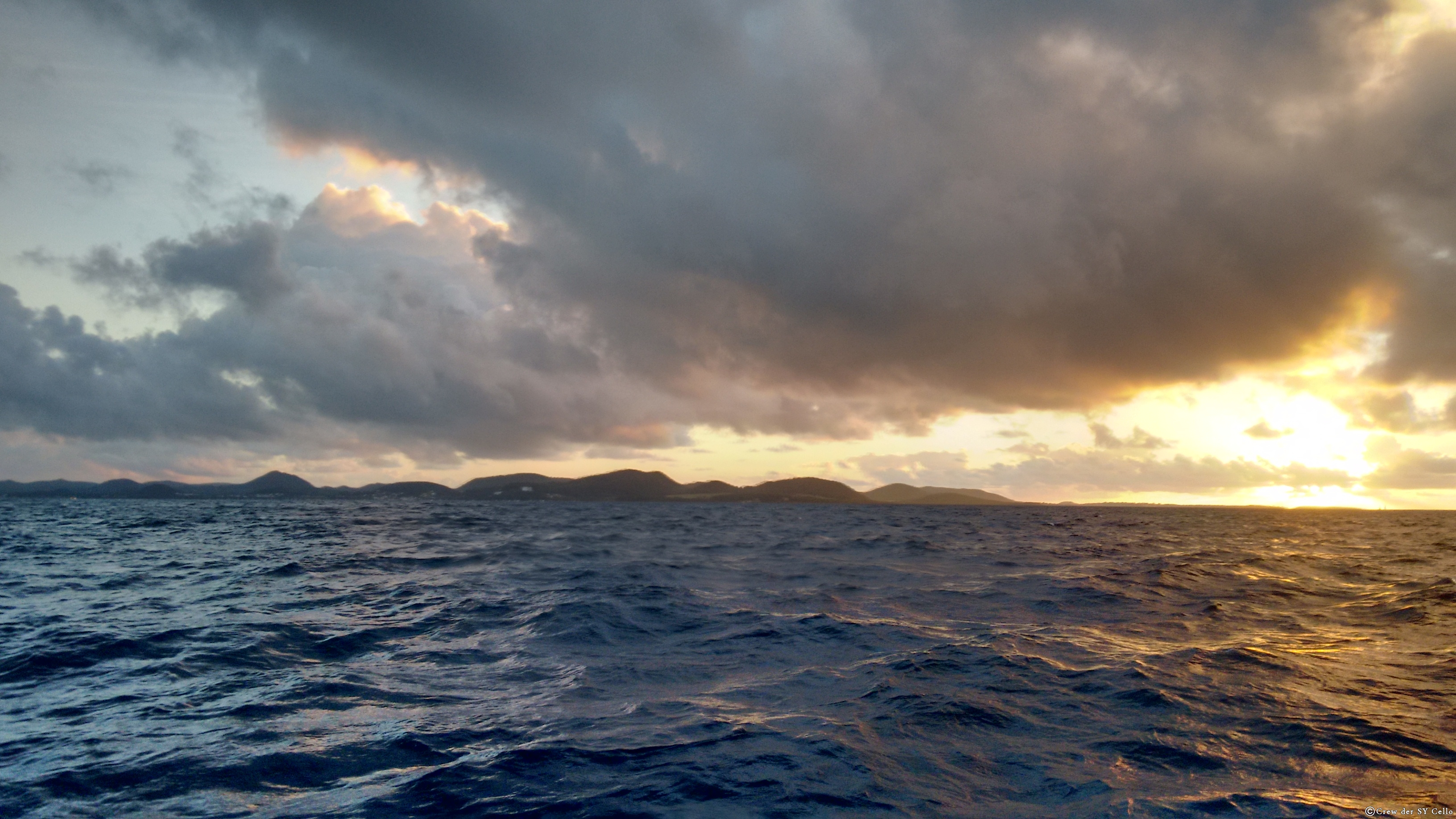 Martinique am Morgen unserer Ankunft, nur noch 3 Stunden, bis wir wieder an Land sind.