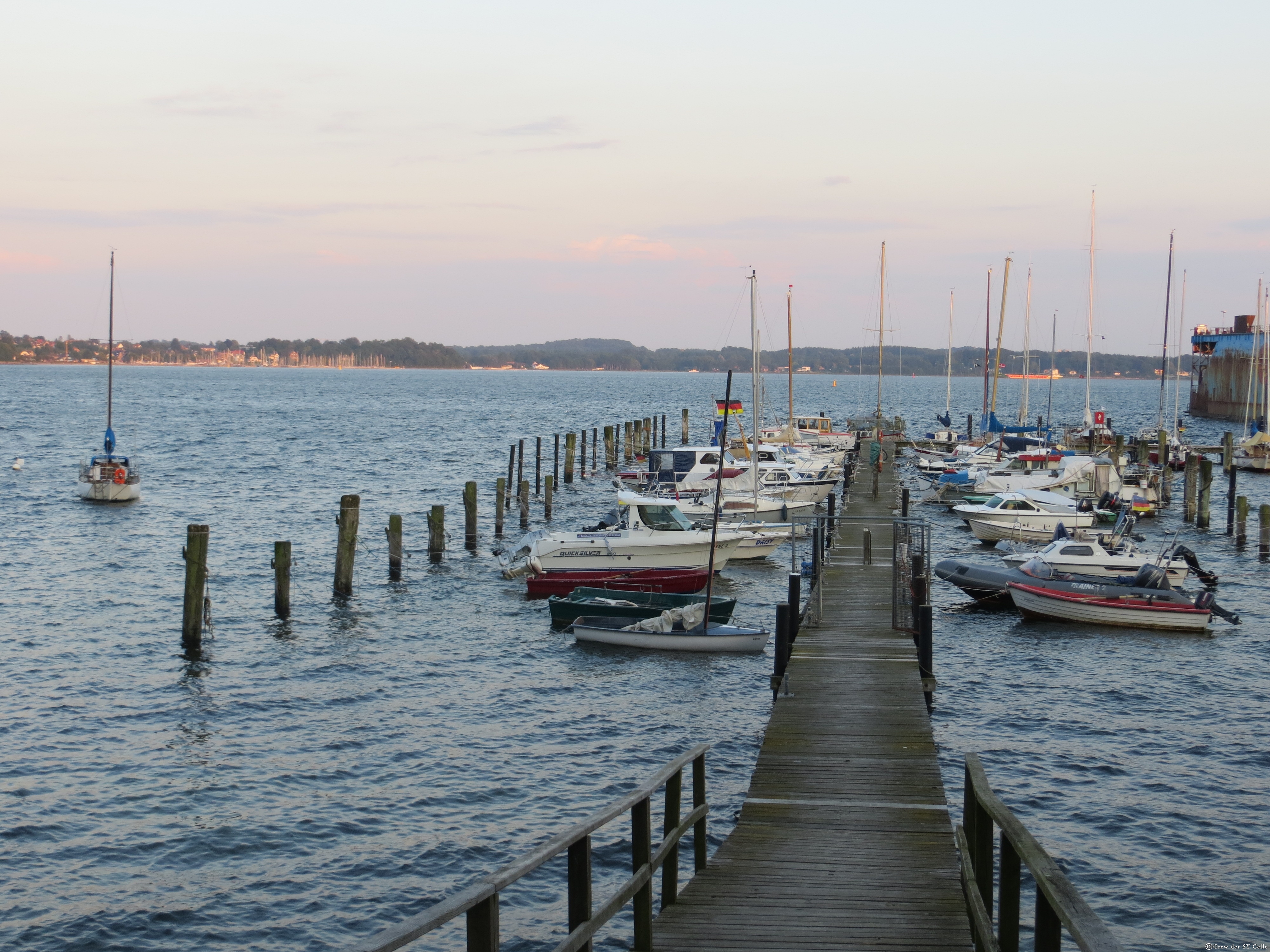 Unser Heimathafen: Liegeplatz der SY Cello, ganz hinten Rechts mit dem schwarzen Mast.