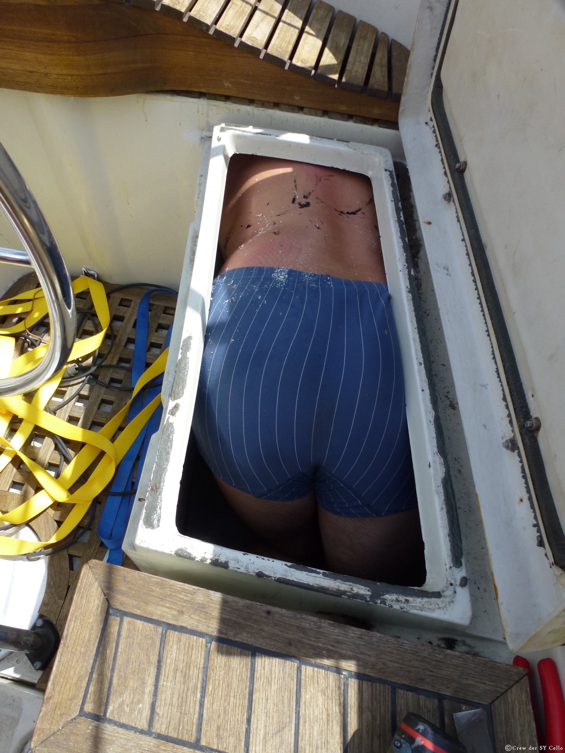 Ganz schön eng &hellip; Anschluss der Kabel an Windgenerator und Solarpanel.