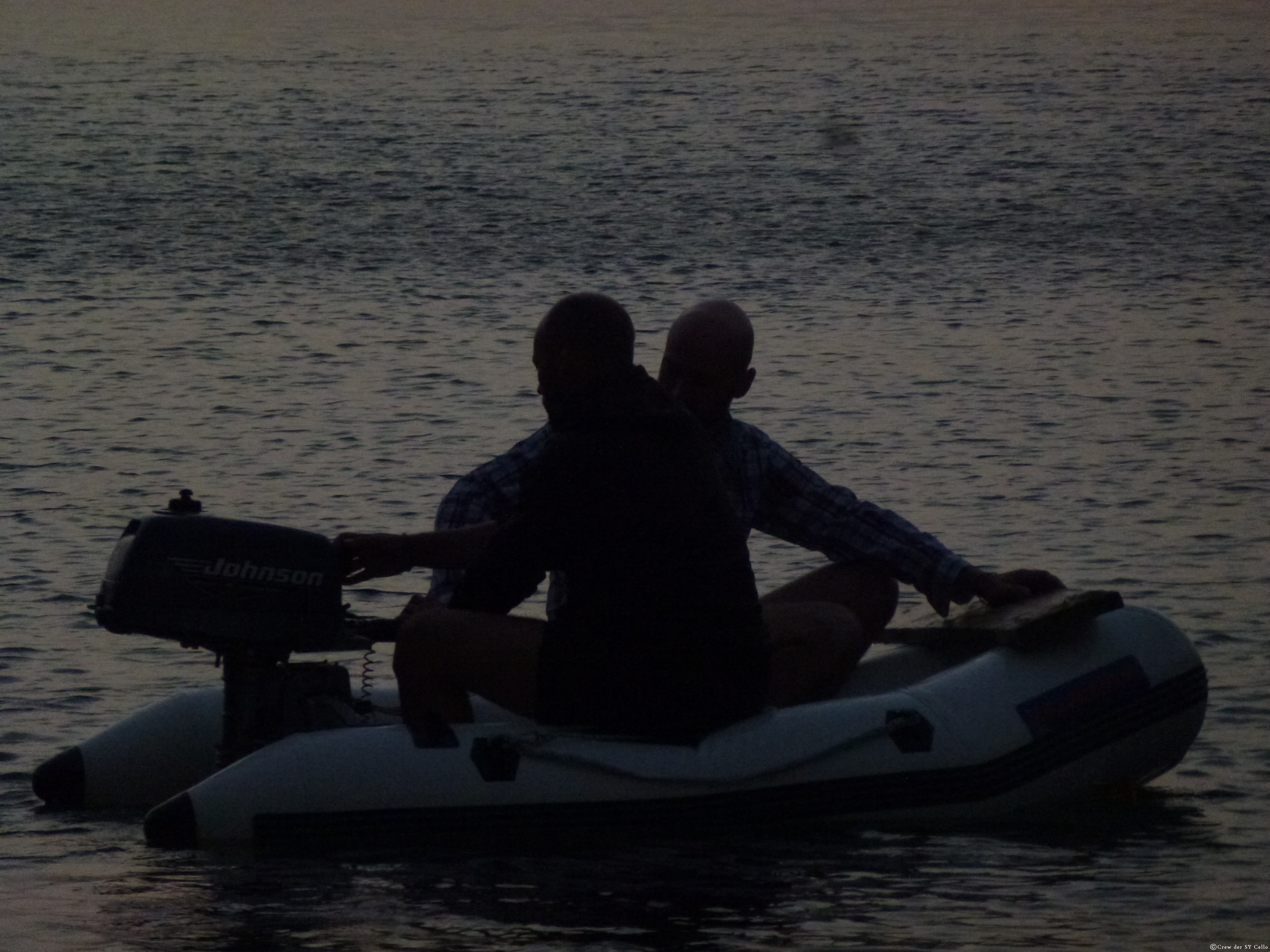 Raimund und Siggi bereiten sich auf das Paddeln vor