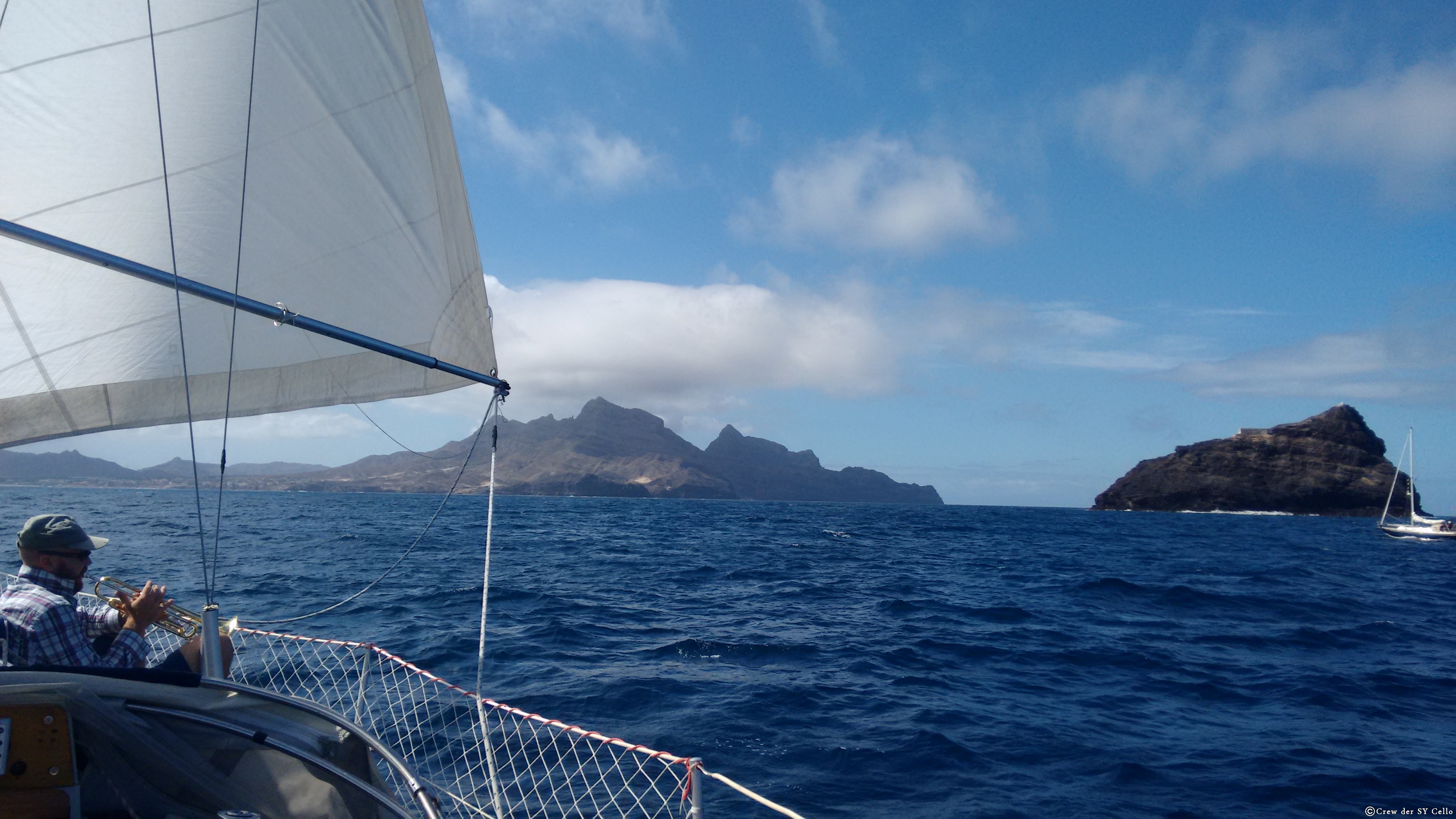 Raimund spielt Trompete, Blick auf die Kapverden und das Segelboot Amazone