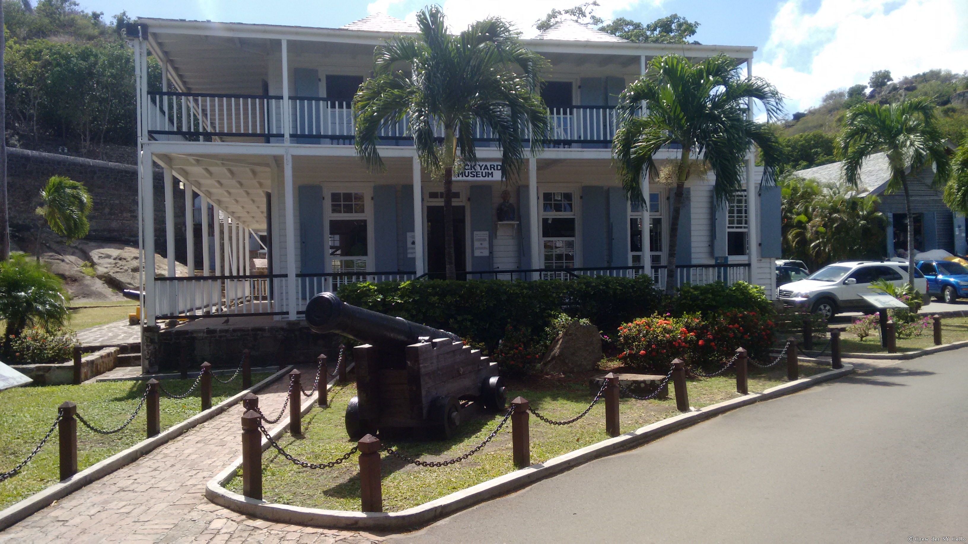 Auf Antigua gibt es das einzige, noch im Betrieb befindliche Englische Dock. Es wurde in den 60er Jahren hergerichtet. Man zahlt einen Pflichtbeitrag zur Erhaltung dieses alten Docks, sobald man im English Harbor oder Fallmouth Harbor anlegt/ankert.