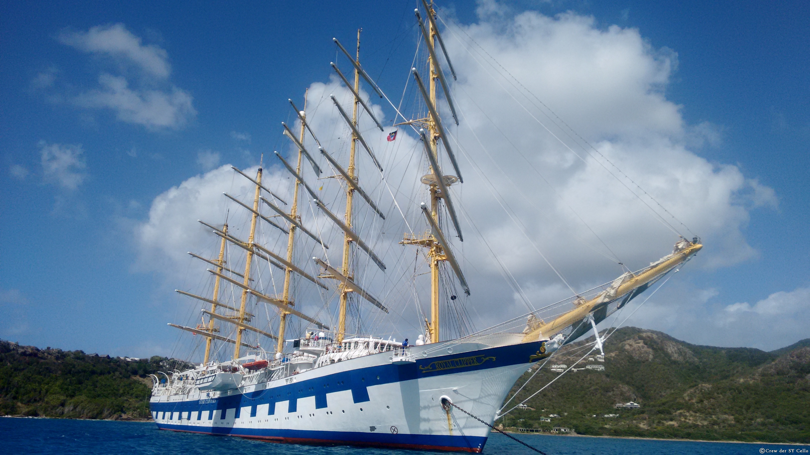 Beim Auslaufen aus dem Hafen steht dieser Fünf-Master am Ausgang der Bucht.