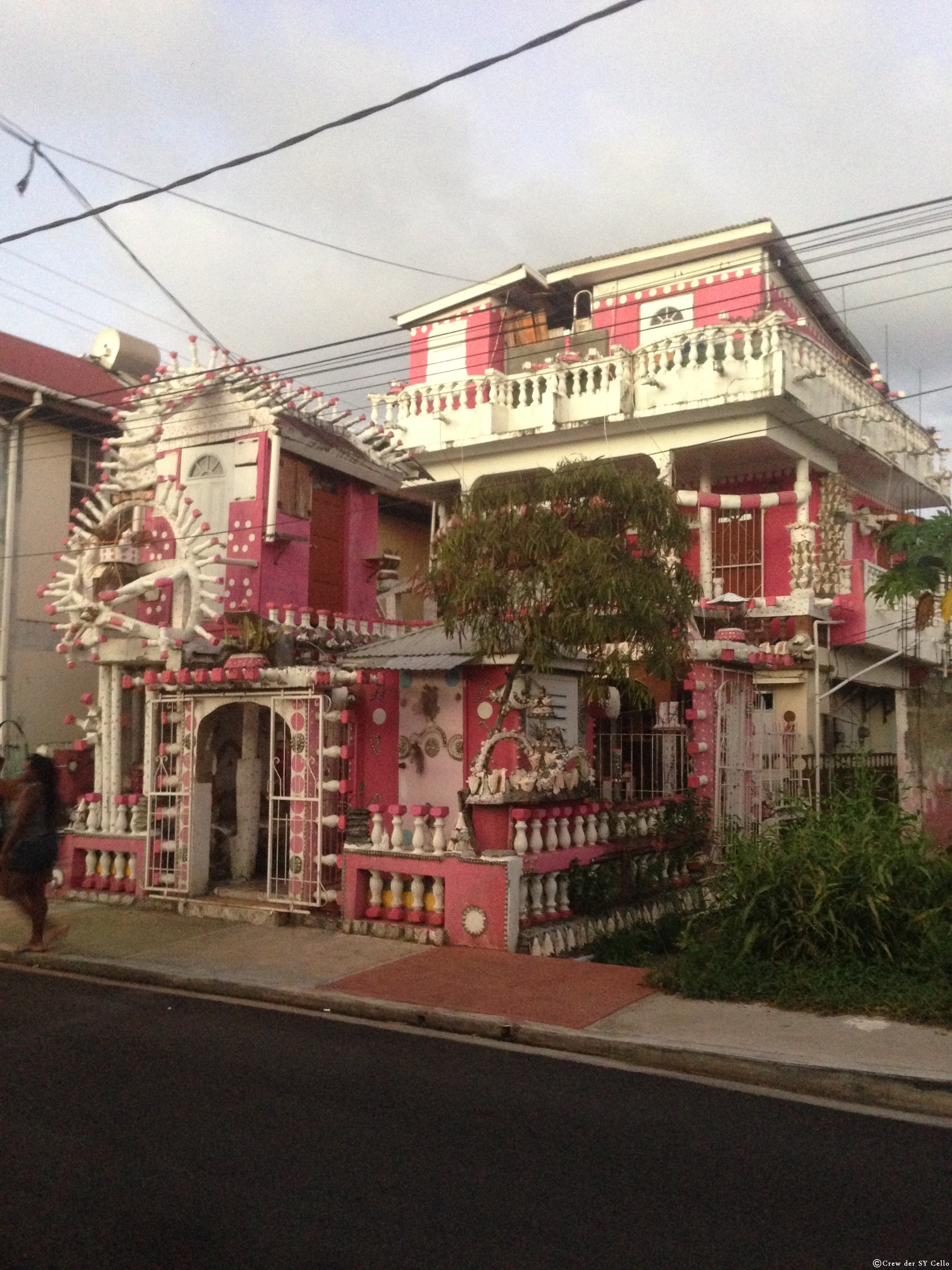 Noch ein Haus in Portsmouth, Dominica. Viele Muscheln verbaut.