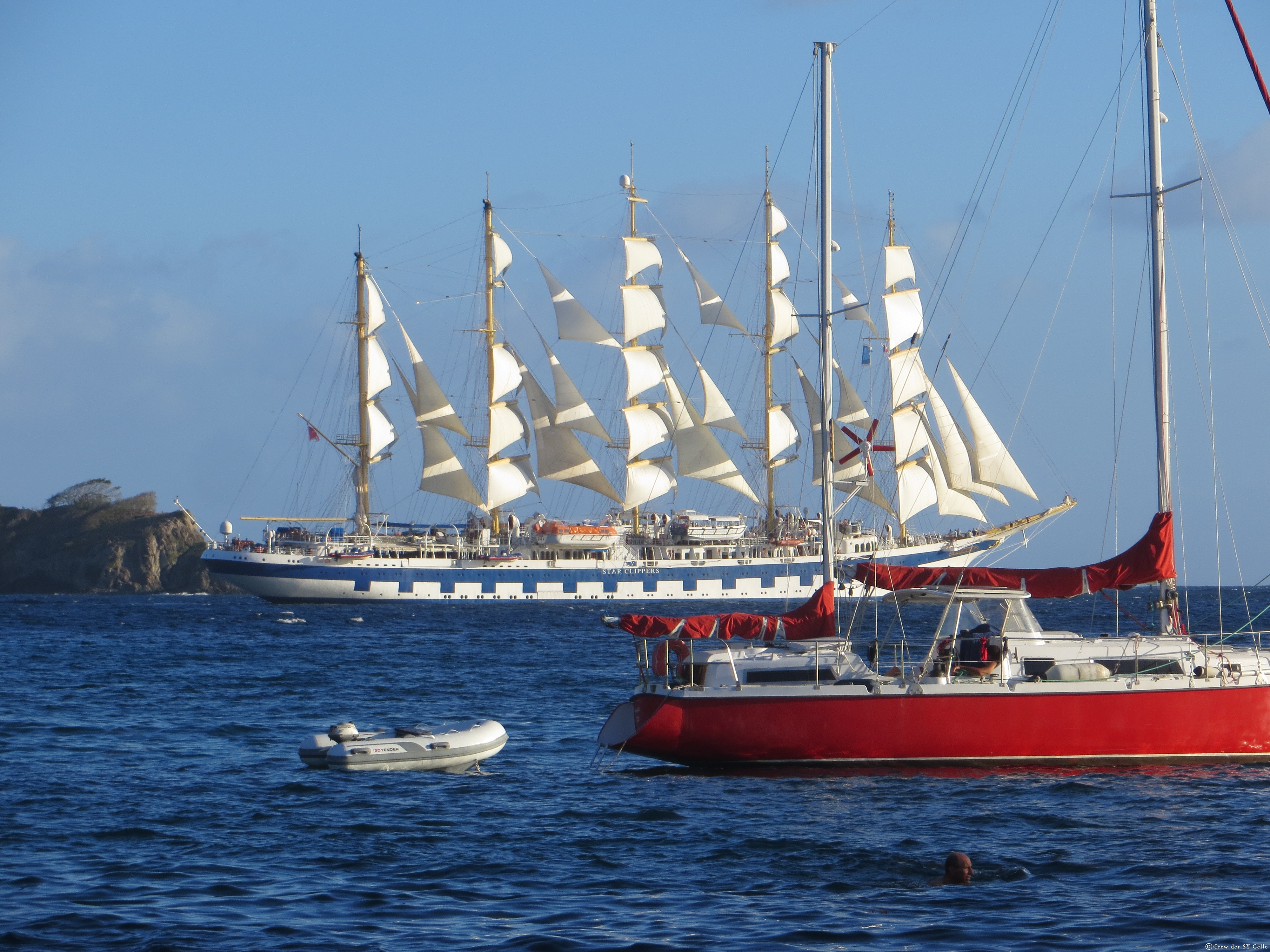 5-Master läuft unter voller Besegelung aus.