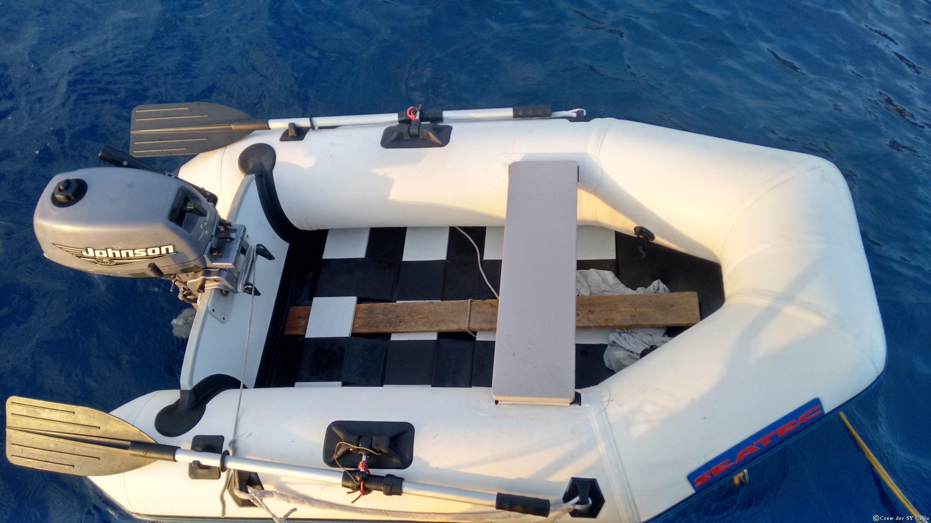 Unser modifiziertes Dinghi. Das Brett in der Mitte dient zur Versteifung, da unser Motor viel zu stark für das kleine Ding ist.