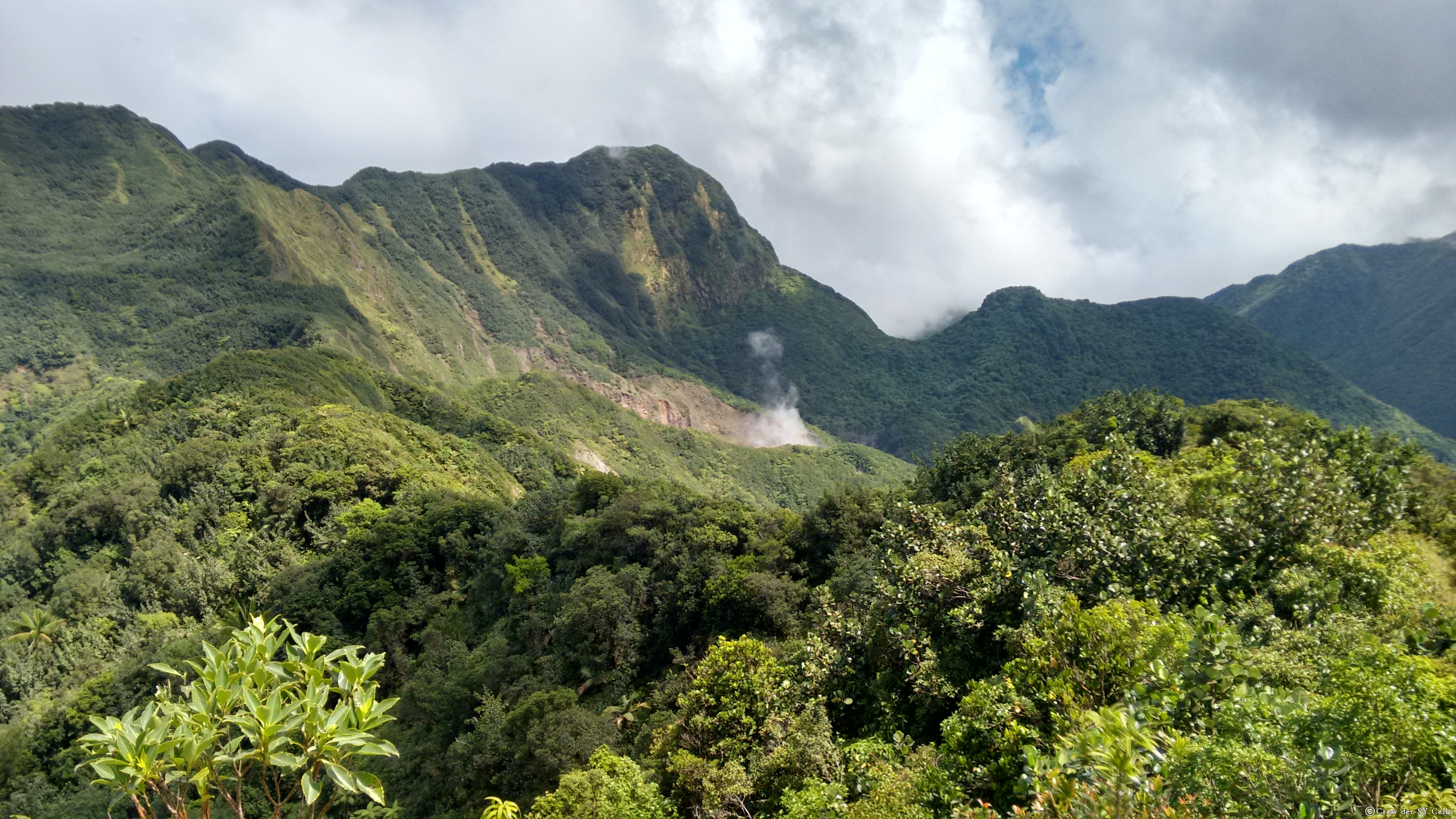 Der Dampf in der Mitte des Bildes ist vom ‘Boiling Lake’