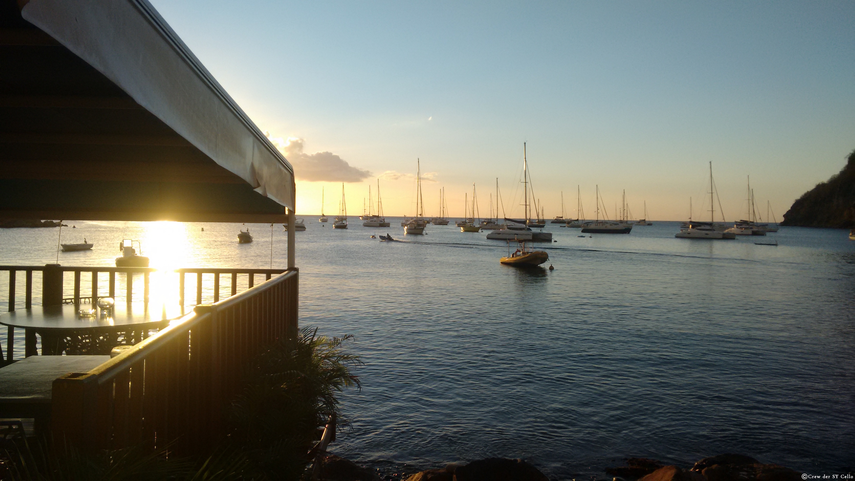 Blick von einer Pizzeria auf die Ankerbucht. Die Cello befindet sich mittig, ist jedoch kaum zu erkennen.