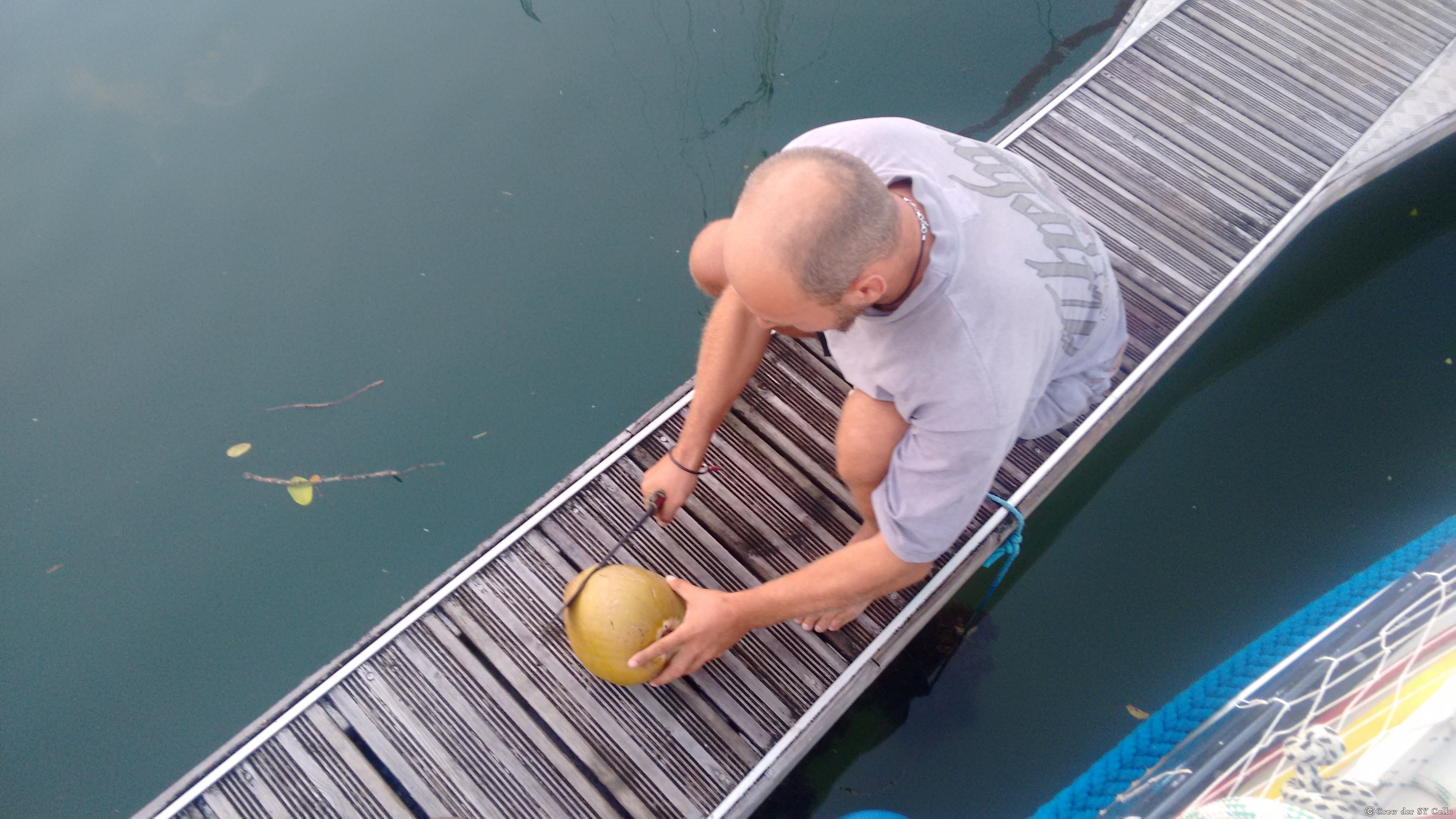 &hellip; eine Kokosnuss wird geöffnet &hellip;