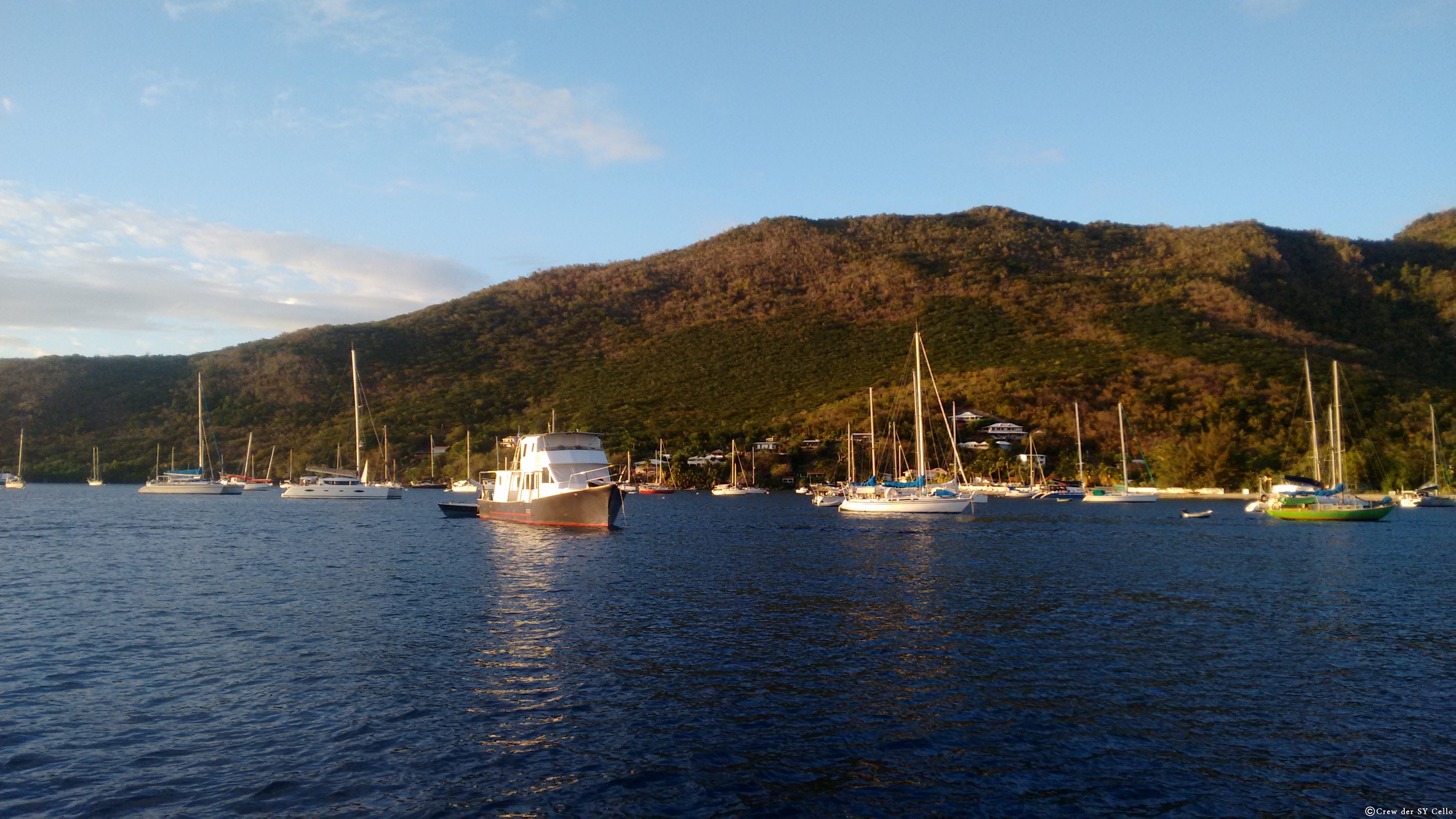 Ankern in der Grande Anse, das schwarze Motorboot gehört dem Kanadier, welcher der ‘Man Suutje’ geholfen hat. Grande Anse, Martinique.