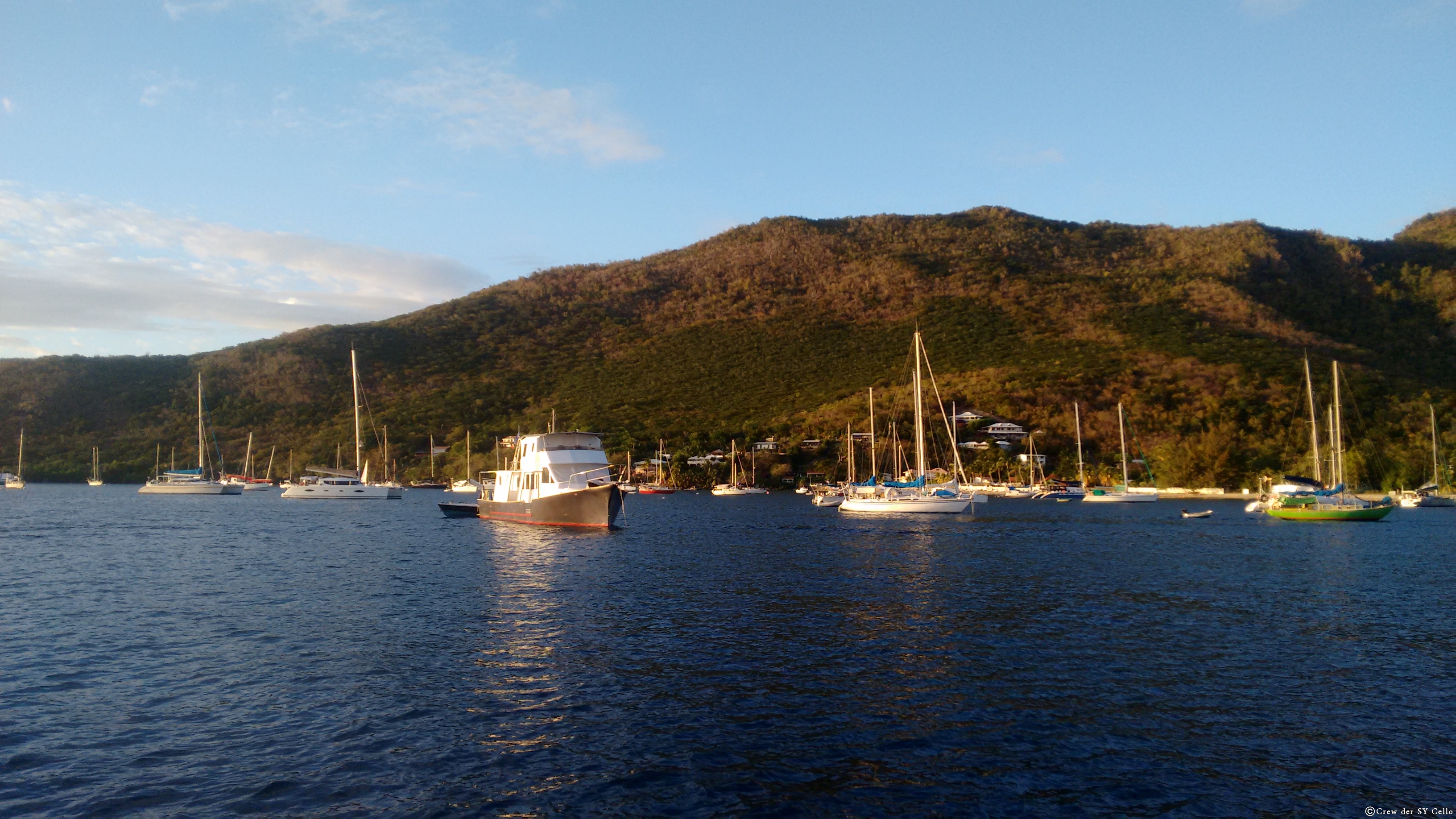 Ankern in der Grande Anse, das schwarze Motorboot gehört dem Kanadier, welcher der &lsquo;Man Suutje&rsquo; geholfen hat. Grande Anse, Martinique.