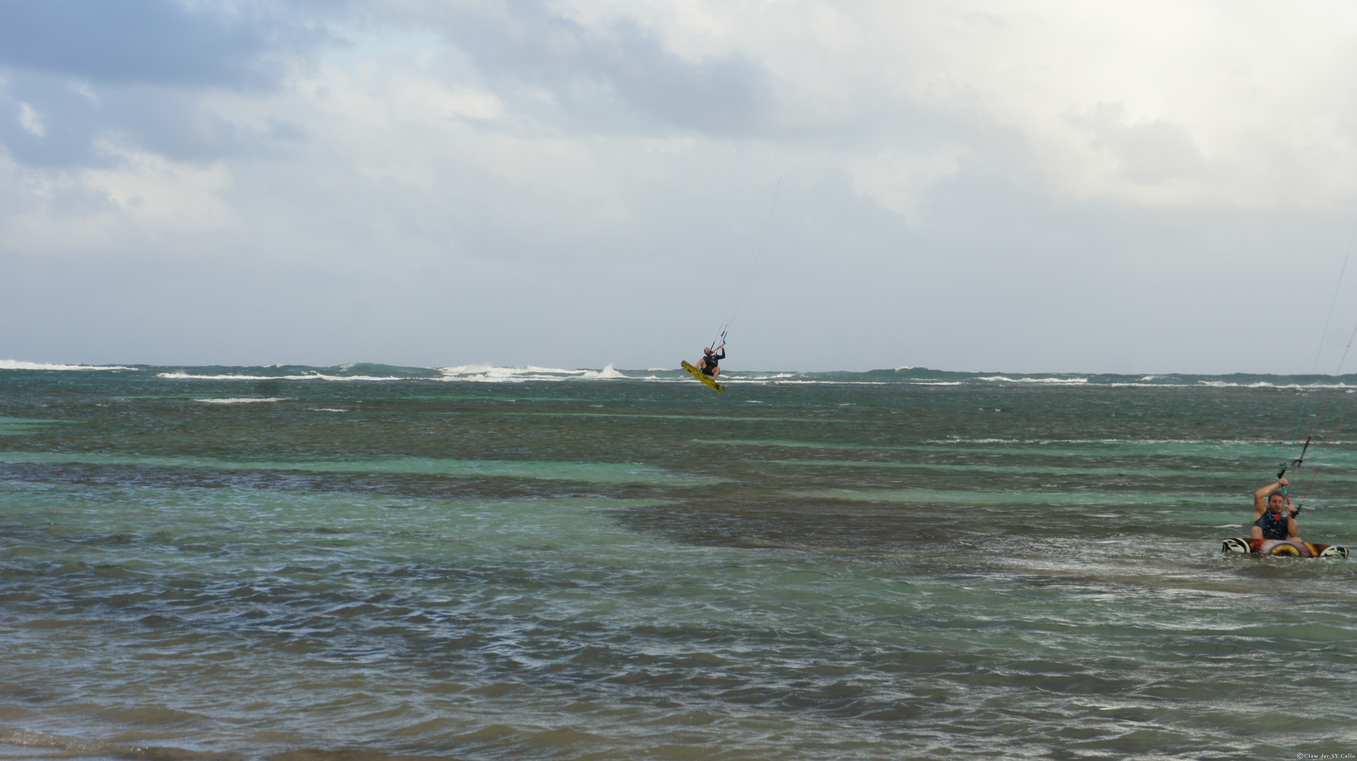 Die Ostküste ist ganz schön windig, hier kommt der Wind ungebremst über den Atlantik. Sehr zum Vergnügen der vielen Kite-Surfer.