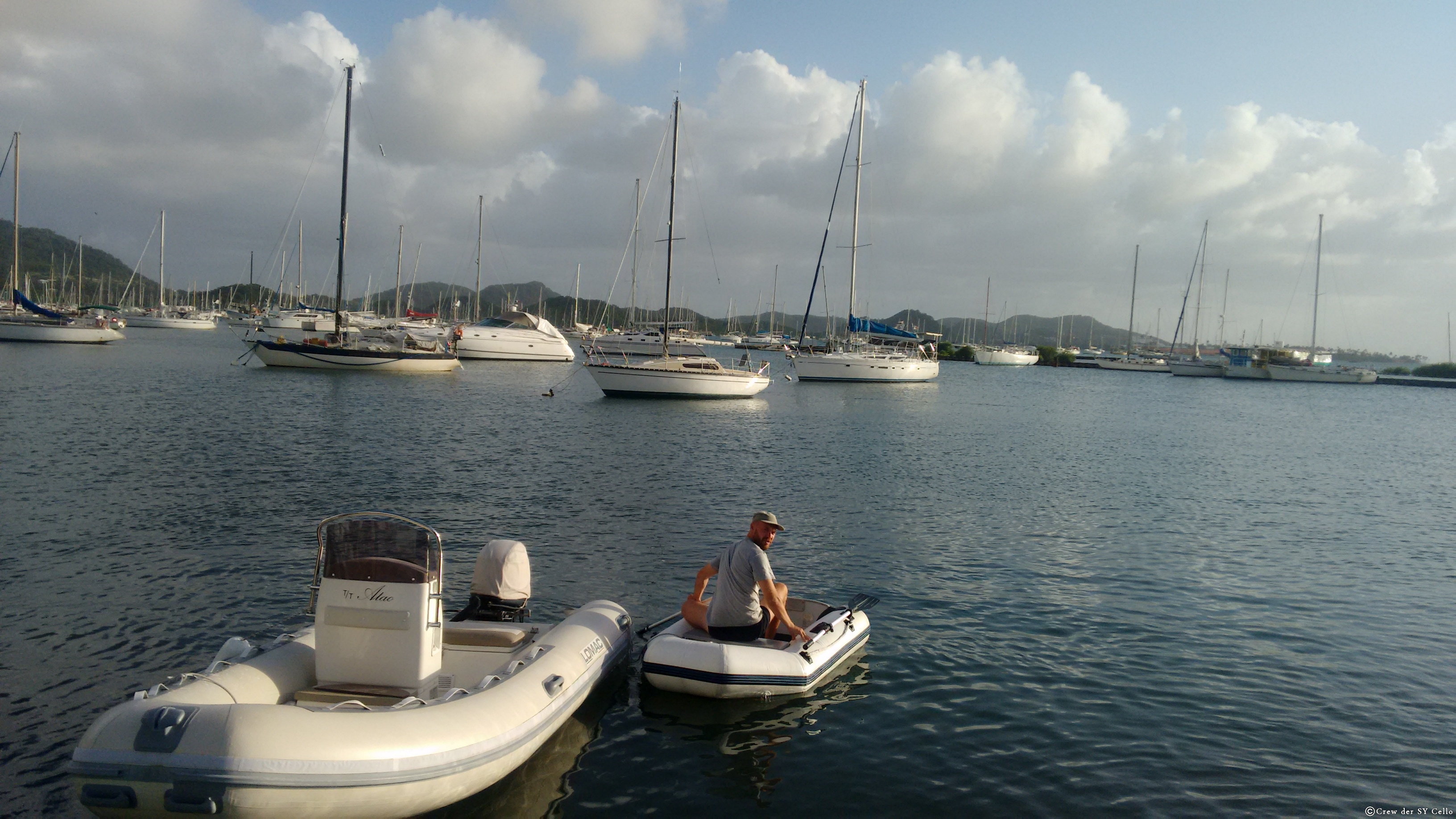 Die Cello vor Anker und Raimund im Dinghy