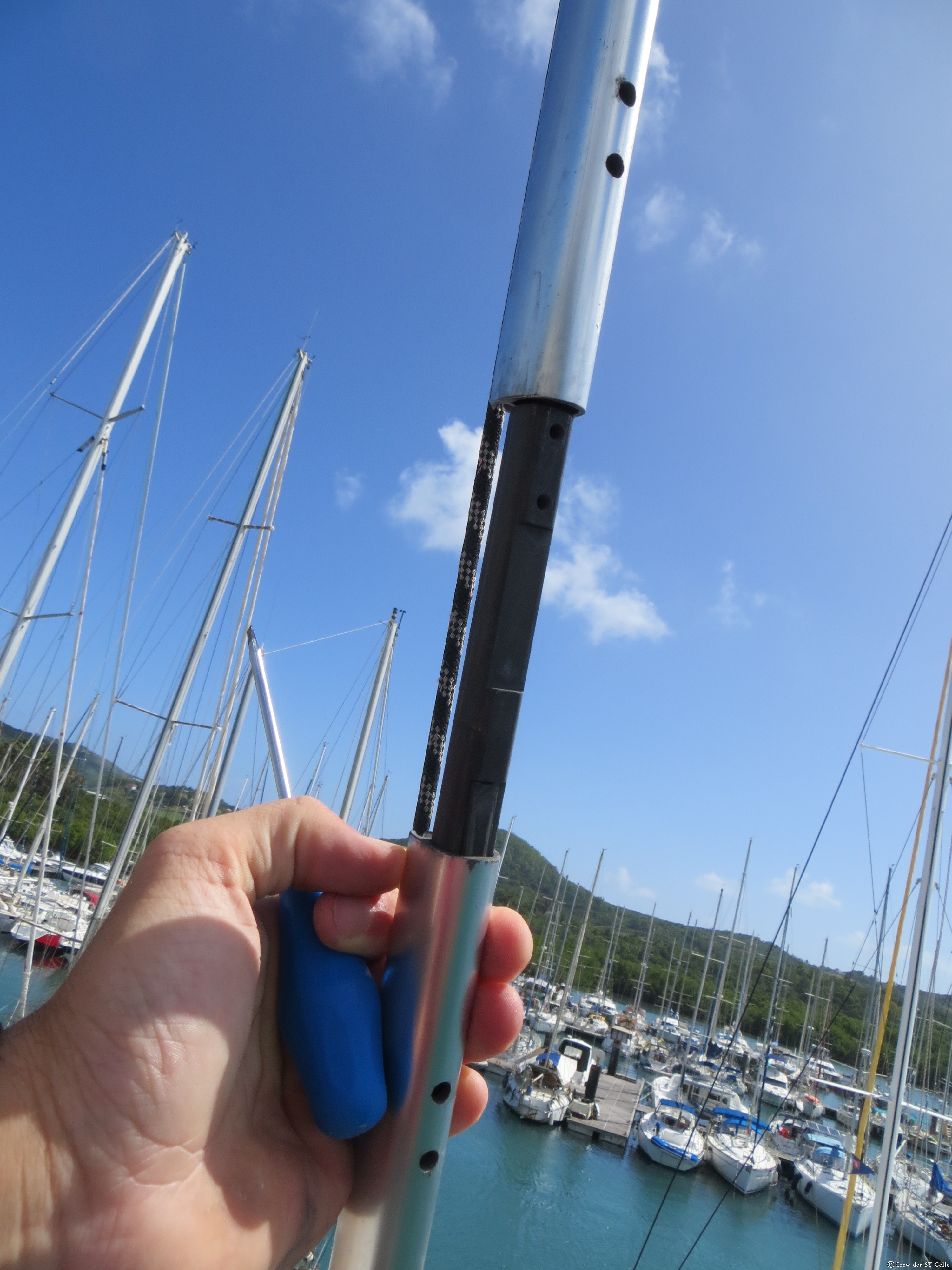 Bei unserer Vorsegel-Schiene hatten sich auf dem Atlantik 6 Schrauben gelöst. Dies führte dazu, dass die Schiene hochgerutscht ist und unser Segel aufgerissen hat.