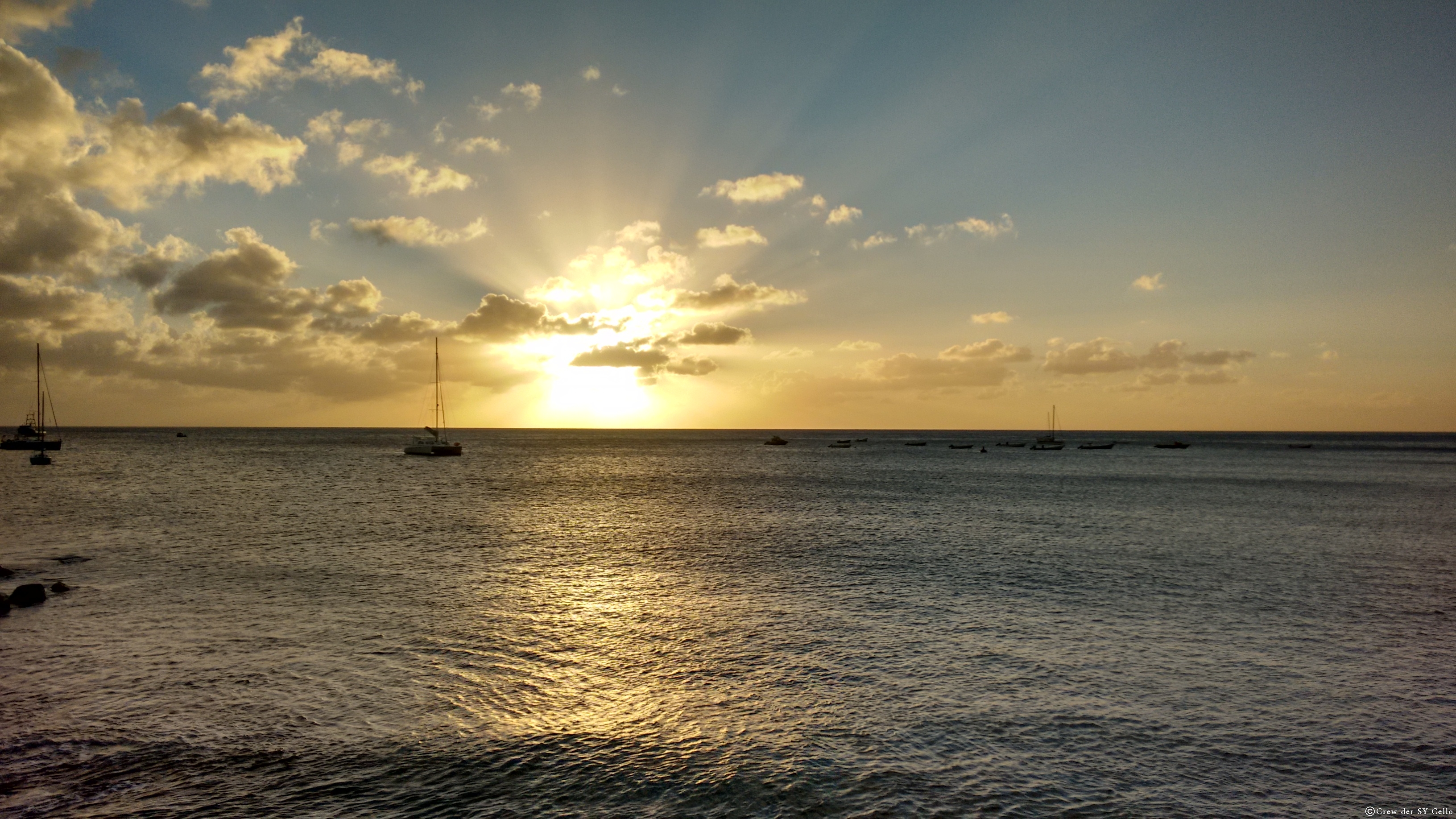 Sonnenuntergang mit Blick auf die Cello (rechts im Bojenfeld).