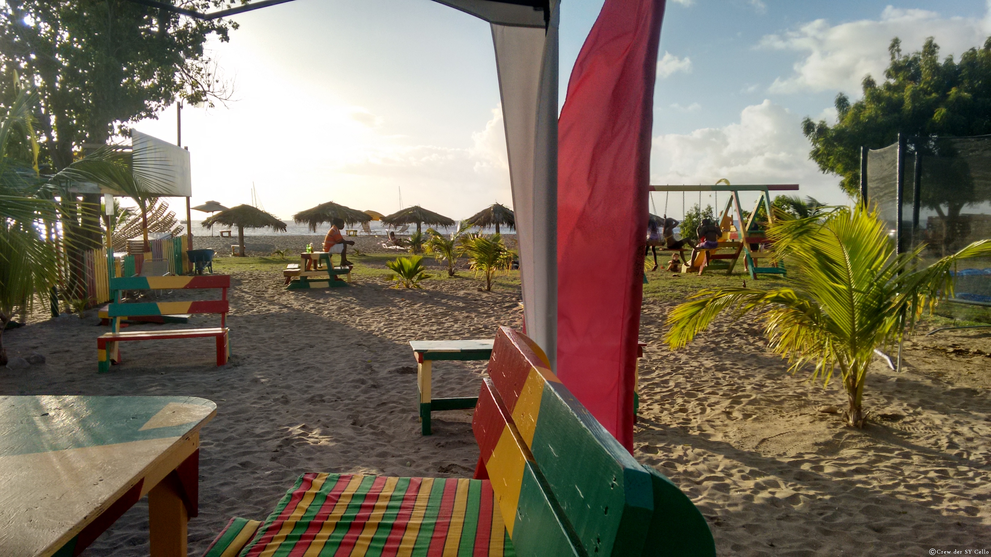 Blick von der Strandbar &ldquo;Sunshine&rsquo;s Bar &amp; Grill&rdquo; auf das Meer.