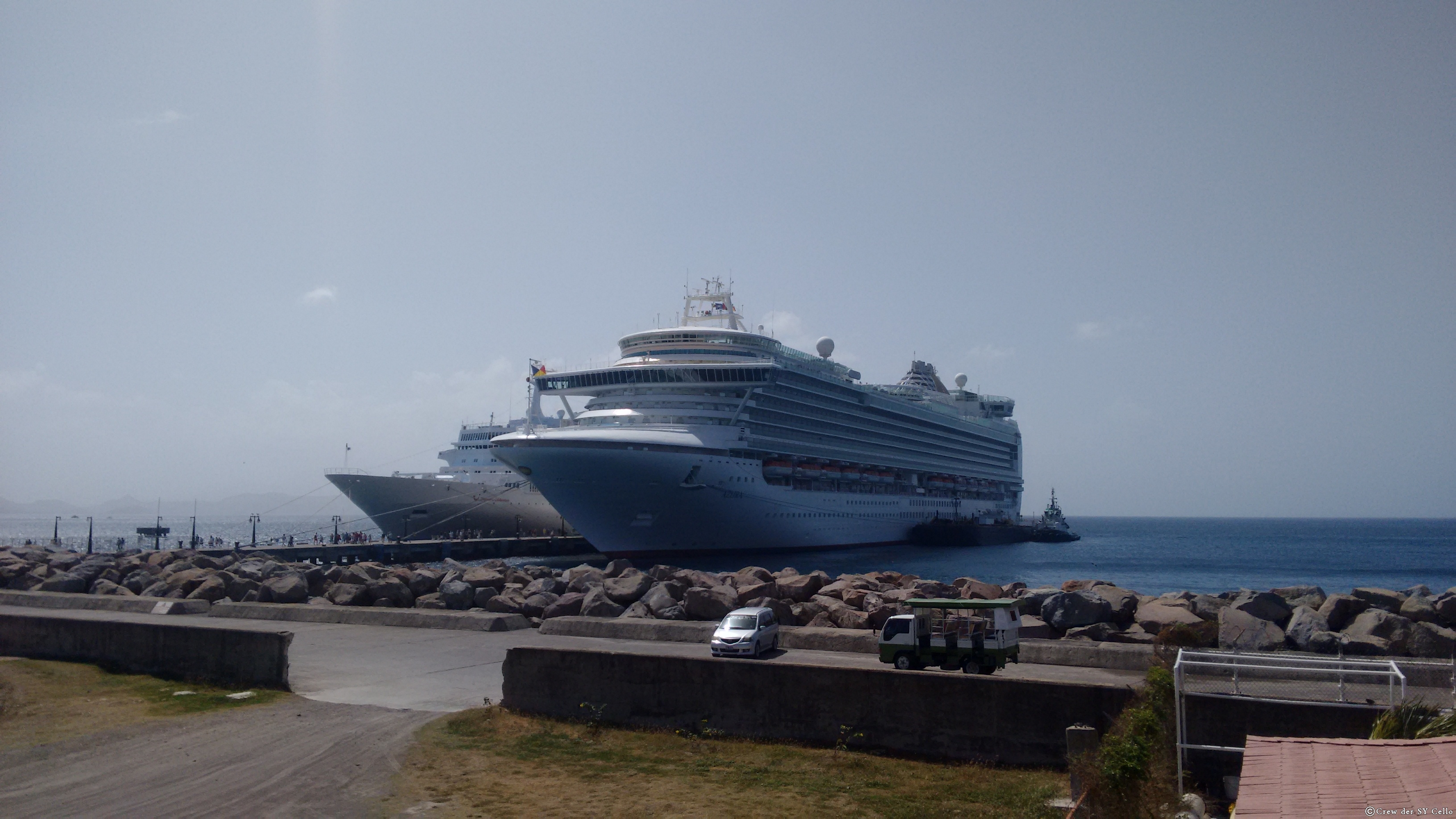 Und mal wieder riesige Kreuzfahrtschiffe.