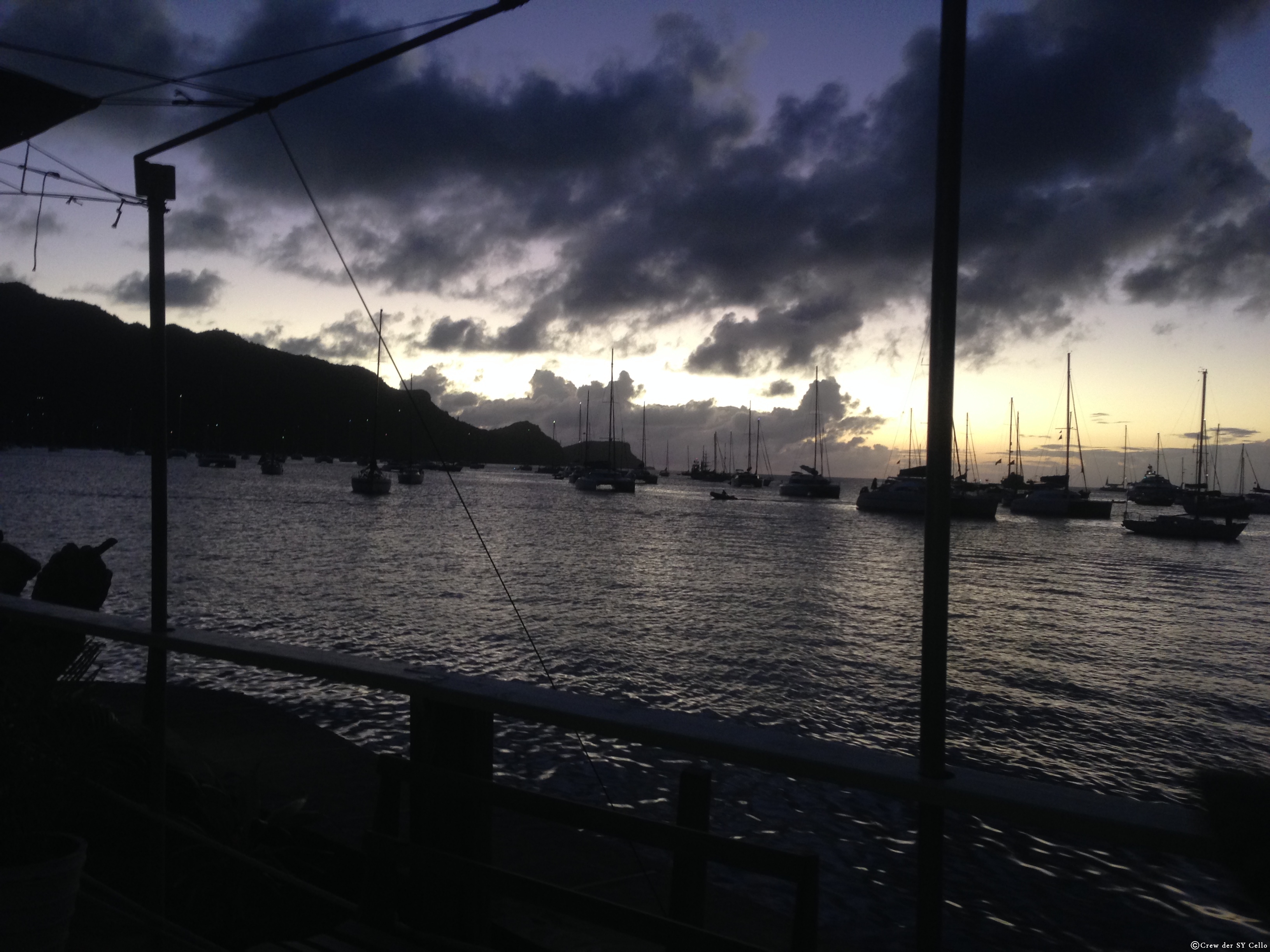 Blick auf die Bucht am Abend. Schlecht zu erkennen, aber es sind wirklich sehr viele Segelboote hier, die ihr Ankerlicht anhaben. In der Nacht sieht es aus wie eine weitere Stadt.