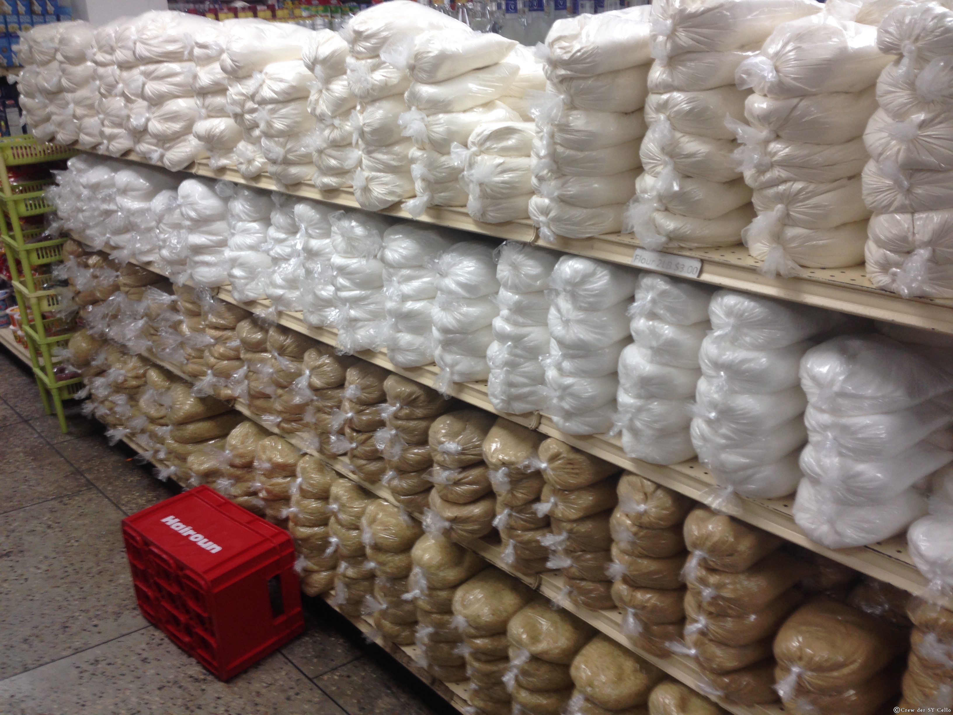 Mehl, Zucker und &hellip; ich weiß es nicht mehr. Alles schön verpackt.