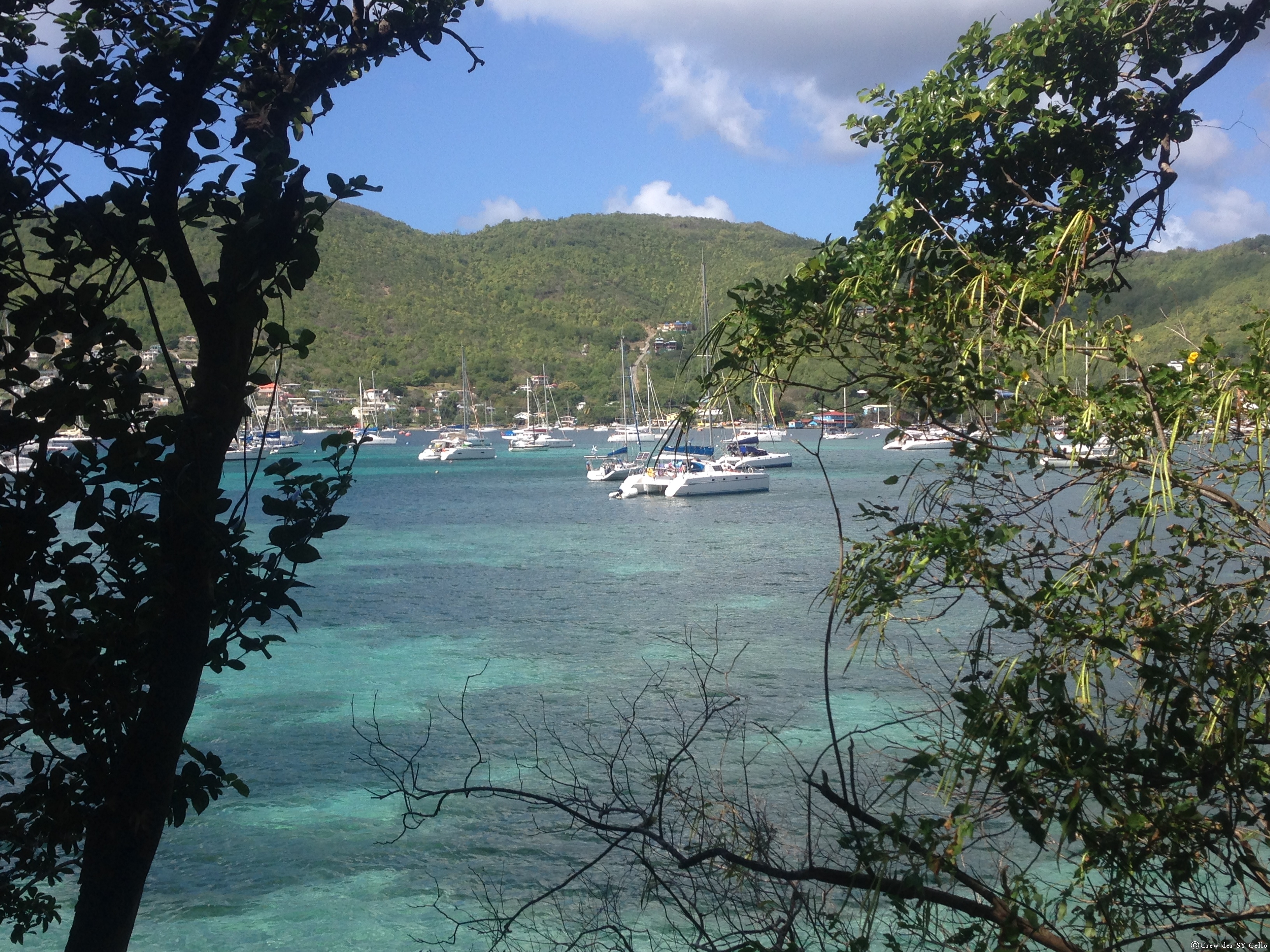 Blick auf die &lsquo;Admirality Bay&rsquo; in Bequia. Wer findet die Cello?
