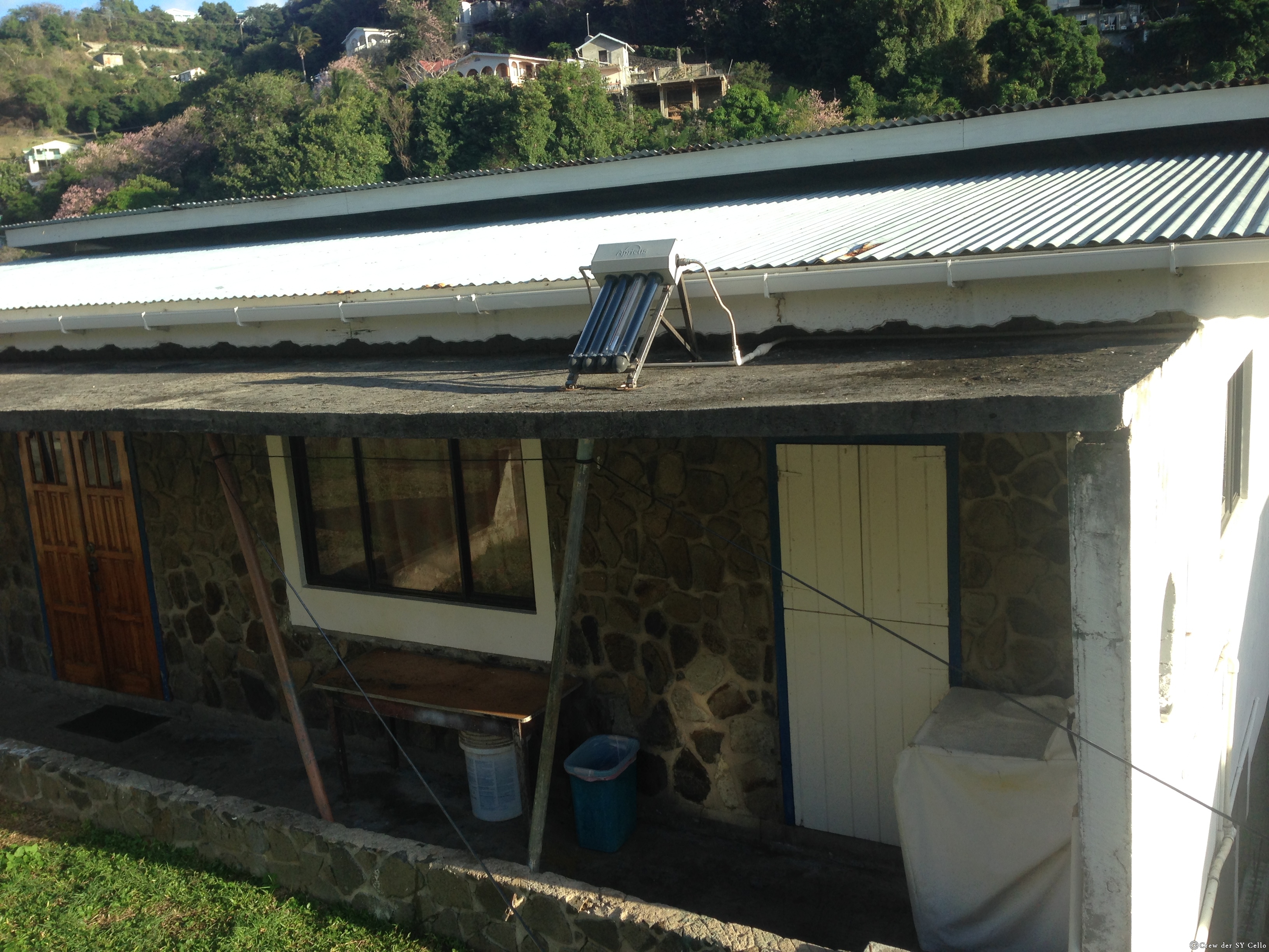Eine Warmwasseraufbereitungsanlage. Etwas kleiner, als bei uns.