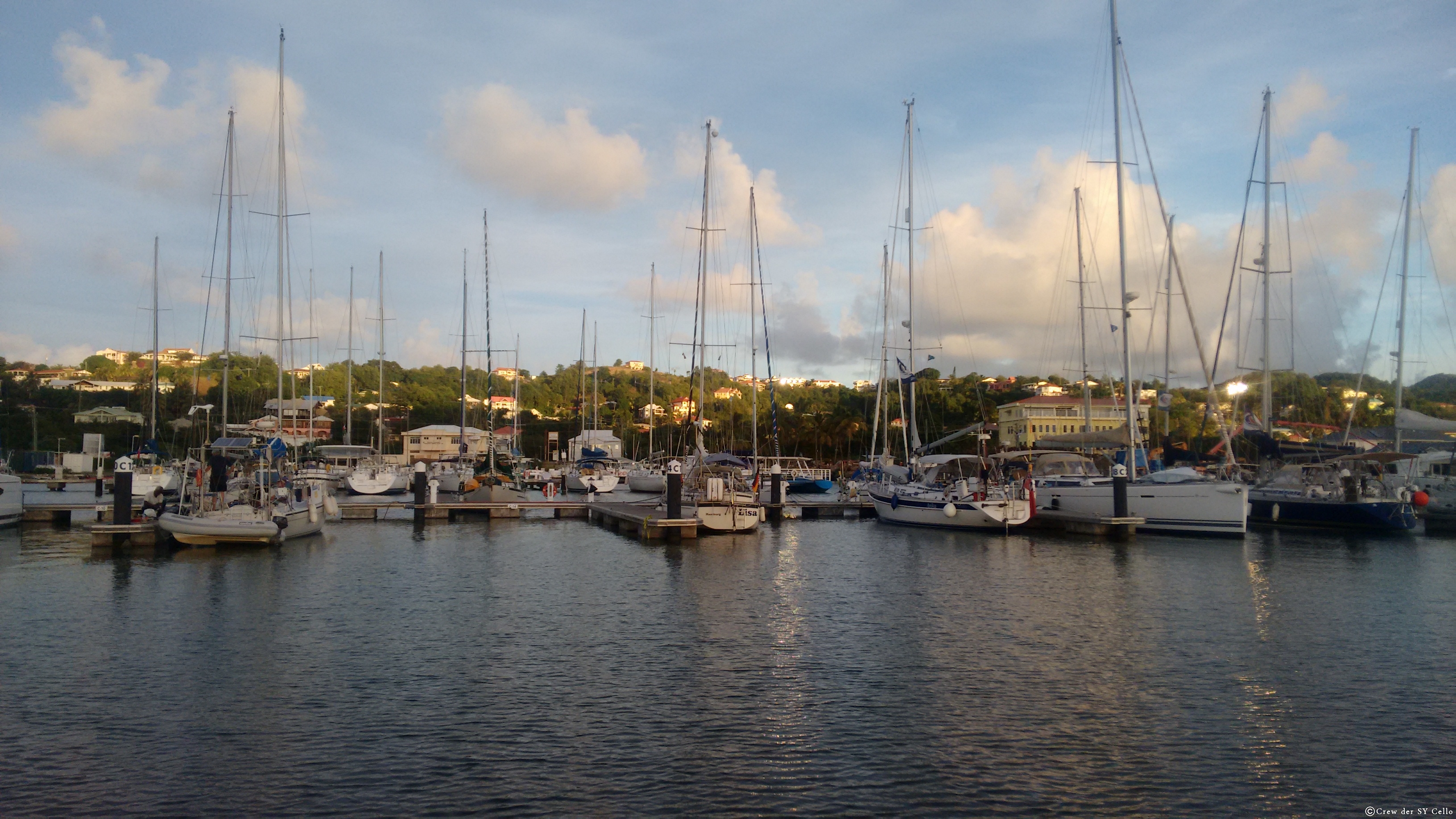 Sonnenuntergang in der Rodney Bay Marina, St. Lucia. Mittig ist das Segelboot Lisa zu sehen.