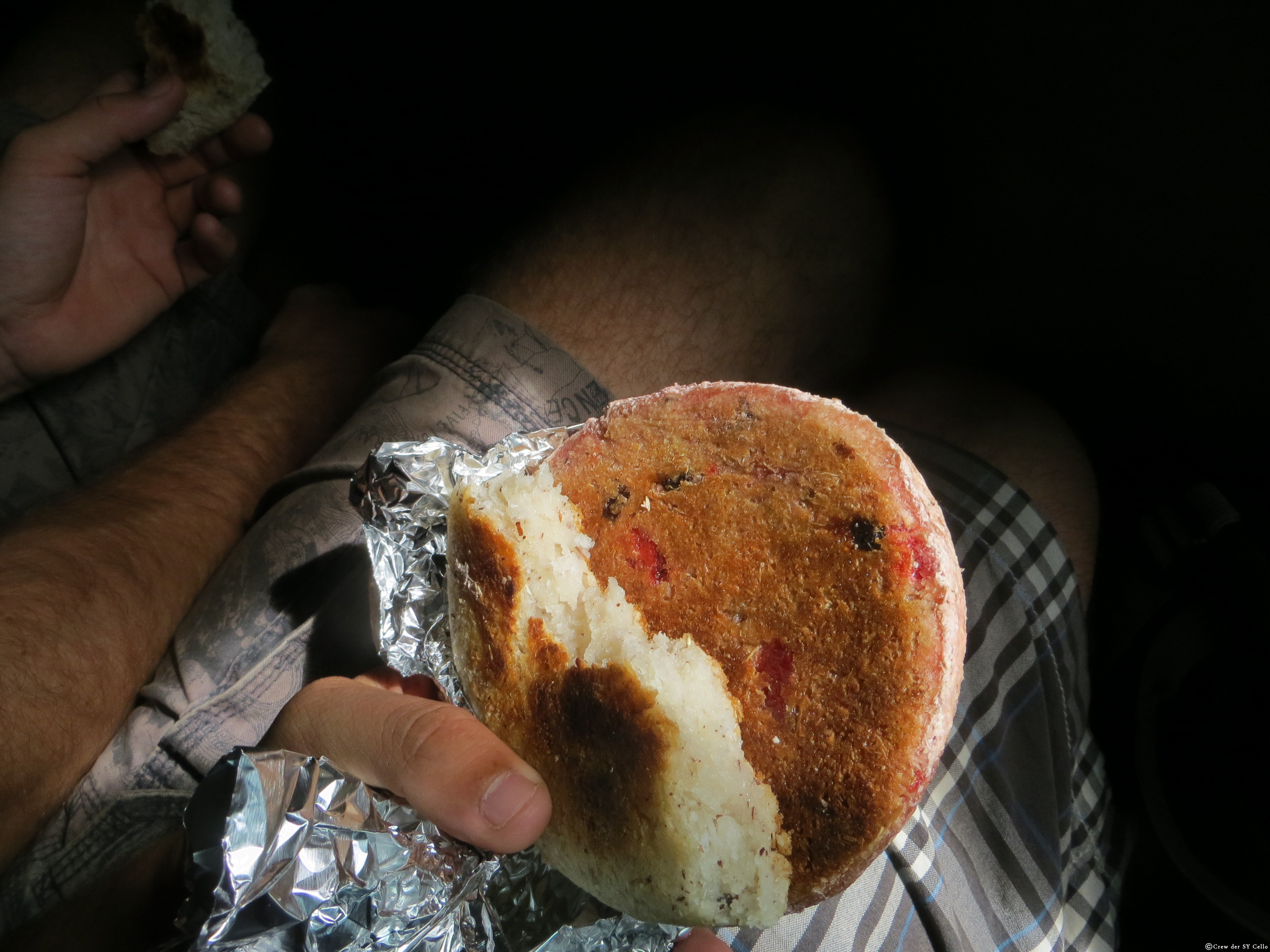 Der Fahrer des Mini-Vans hält am Straßenrand und er und seine Taxi-Gäste kaufen dieses köstliche Kokosbrot (Süß oder Salzig, oder eines von jedem)