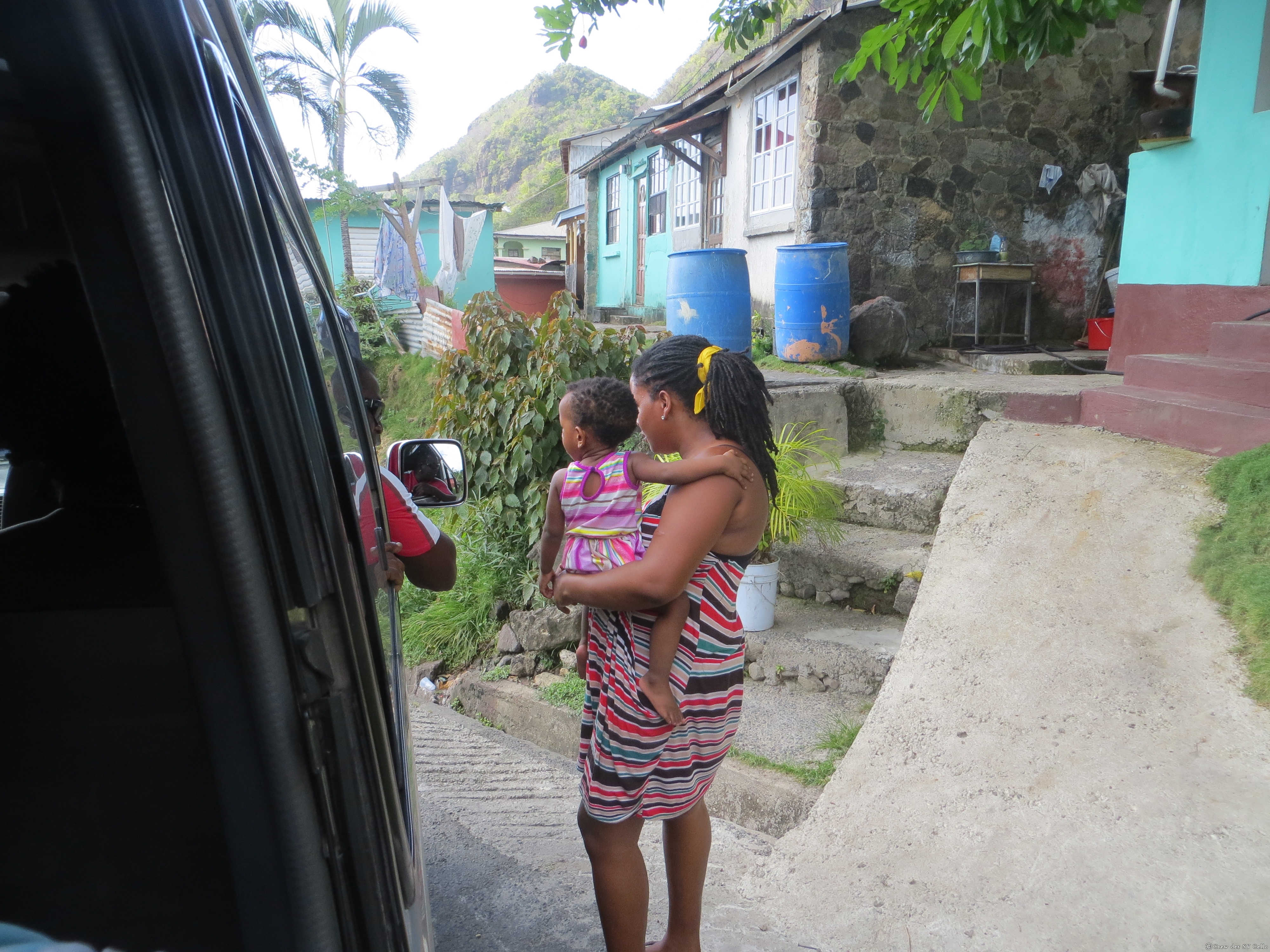 Der Taxi-Fahrer hält an seinem Haus und bespricht kurz etwas mit seiner Frau. So muss Work-Life-Balance sein!