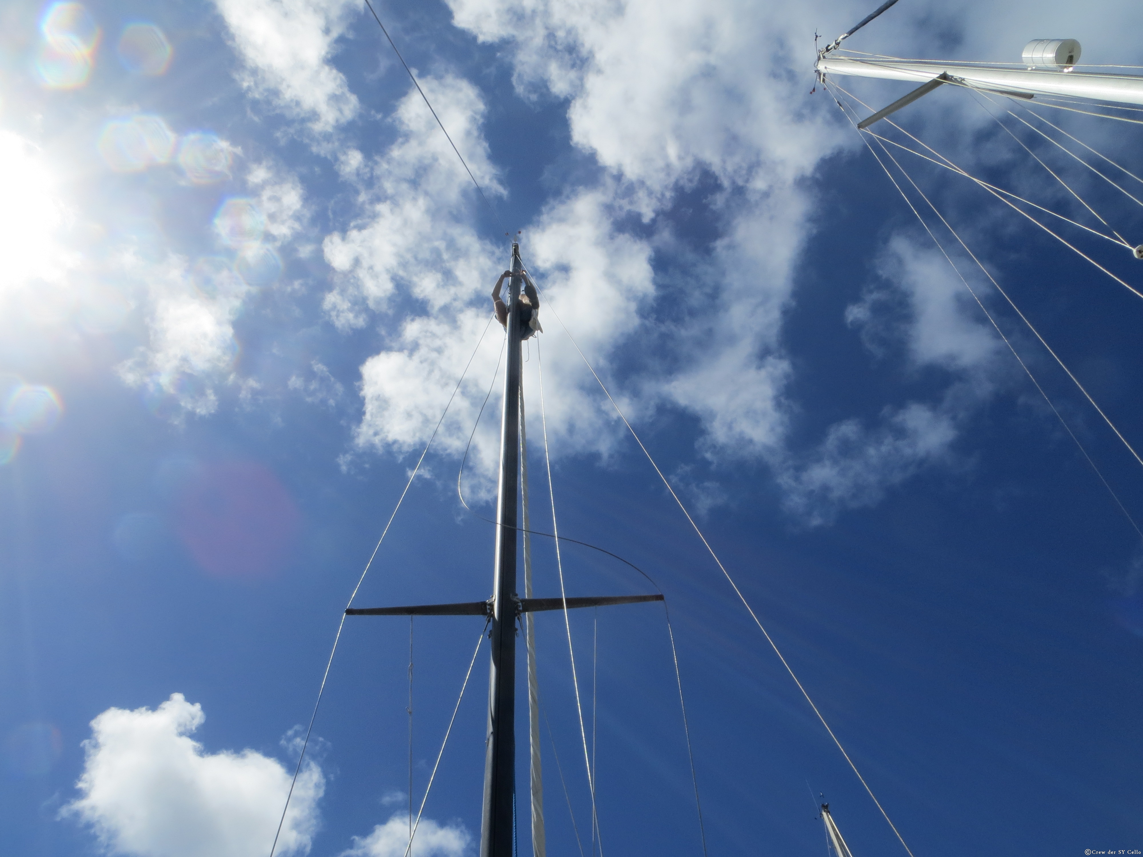 &hellip; und werden von Siggi am Mast befestigt, während wir anderen Beiden unten arbeiten.