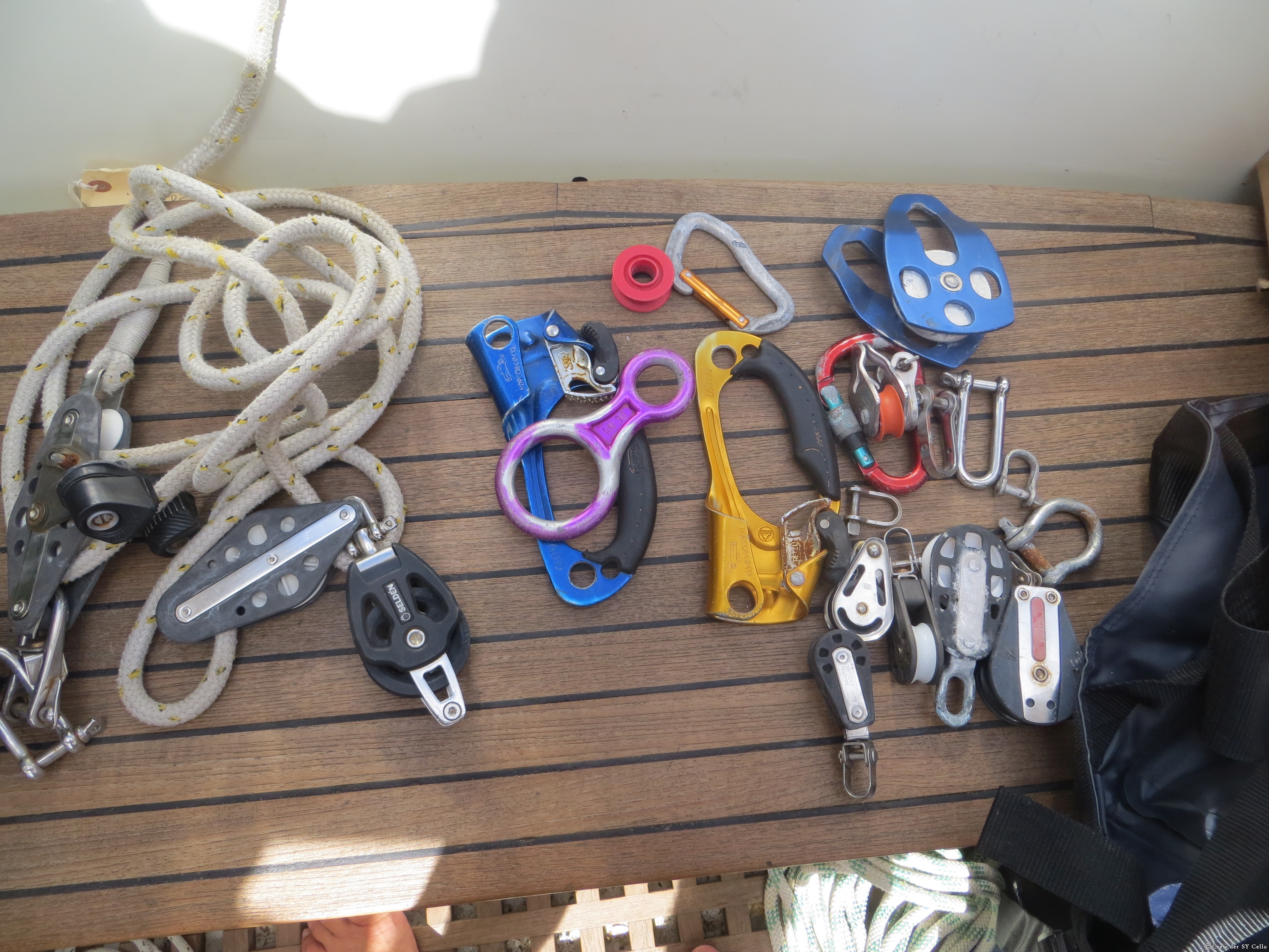 Das ist das ganze Material, welches wir zum Bauen unserer Seilzüge verwendet haben, um die gerissenen Stahlseile zu ersetzen und den Mast abzuspannen.