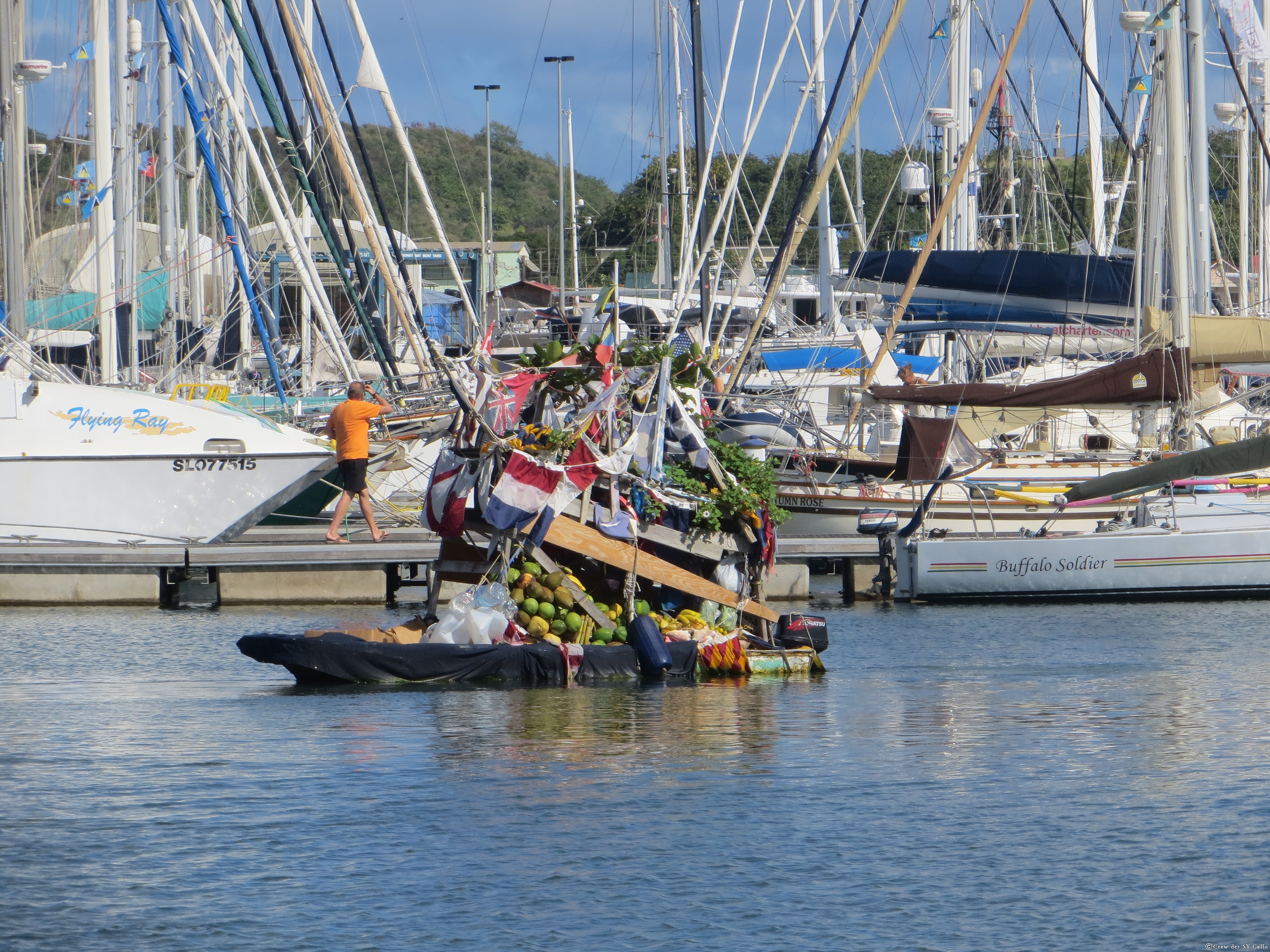 Solche Verkäufer fahren hier herum. Liefern Lebensmittel, holen Wäsche ab &hellip;