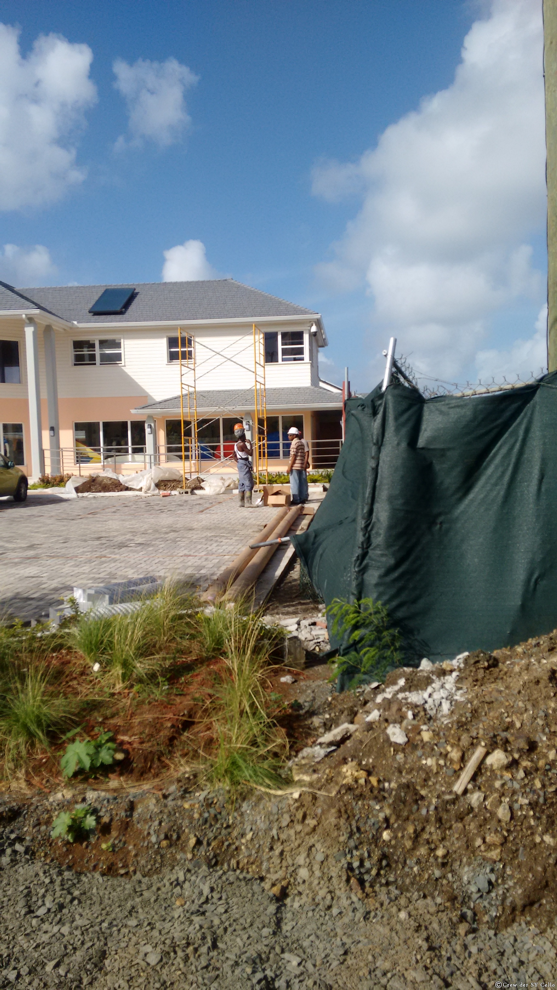 Sicherheit geht vor. Helm auf Afro! Eine wackelige Angelegenheit