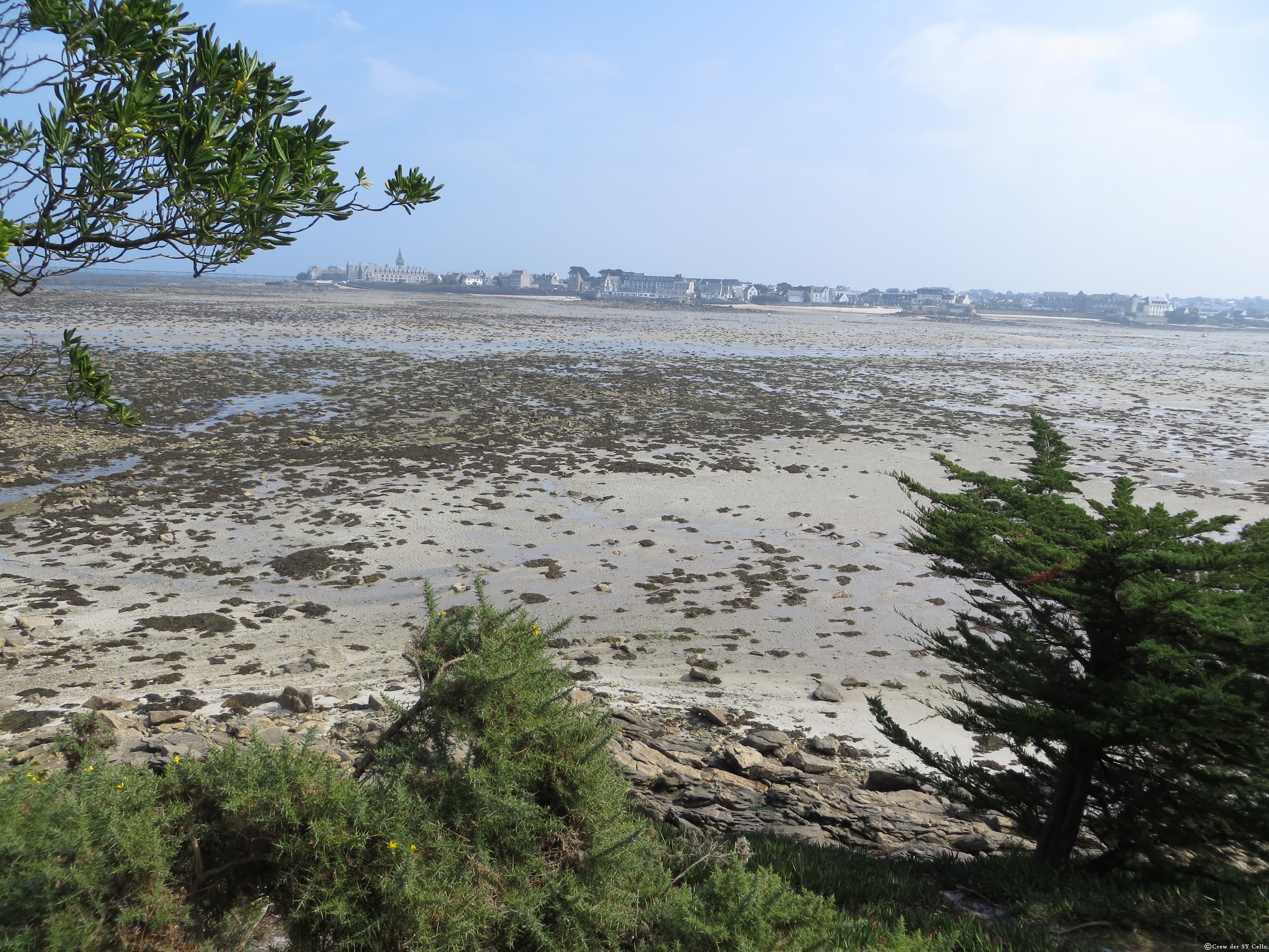 Frankreich - Roscoff: Bei Flut ist hier 5m Wassertiefe, bei Ebbe kann man, so wie ich, zum anderen Dorf rüberlaufen.