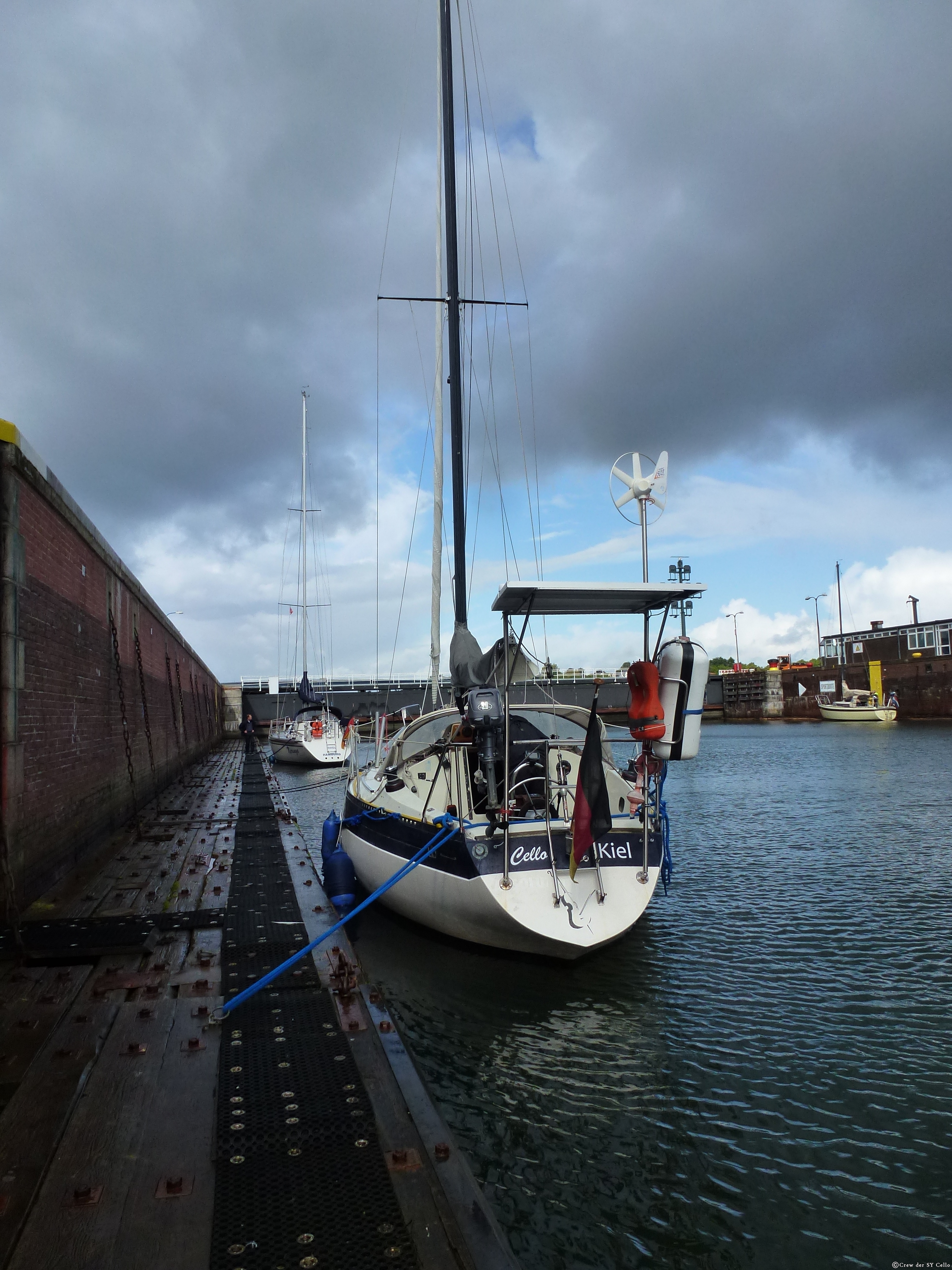 Erste Schleuse unserer Reise, ganz schön aufregend