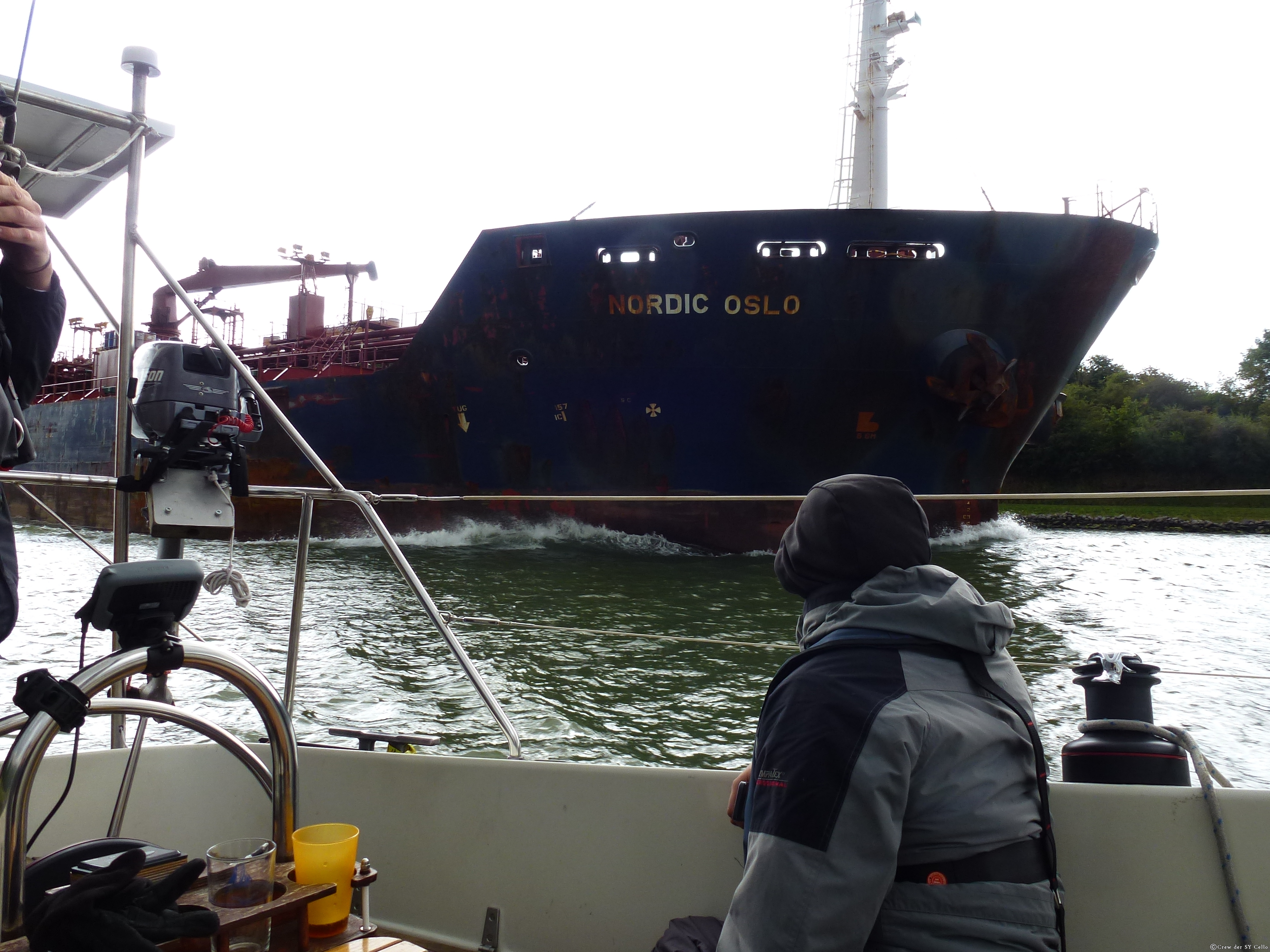 &hellip; doch selbst die größten Tanker überholen uns. Umgekehrte Logik als auf den Autobahnen
