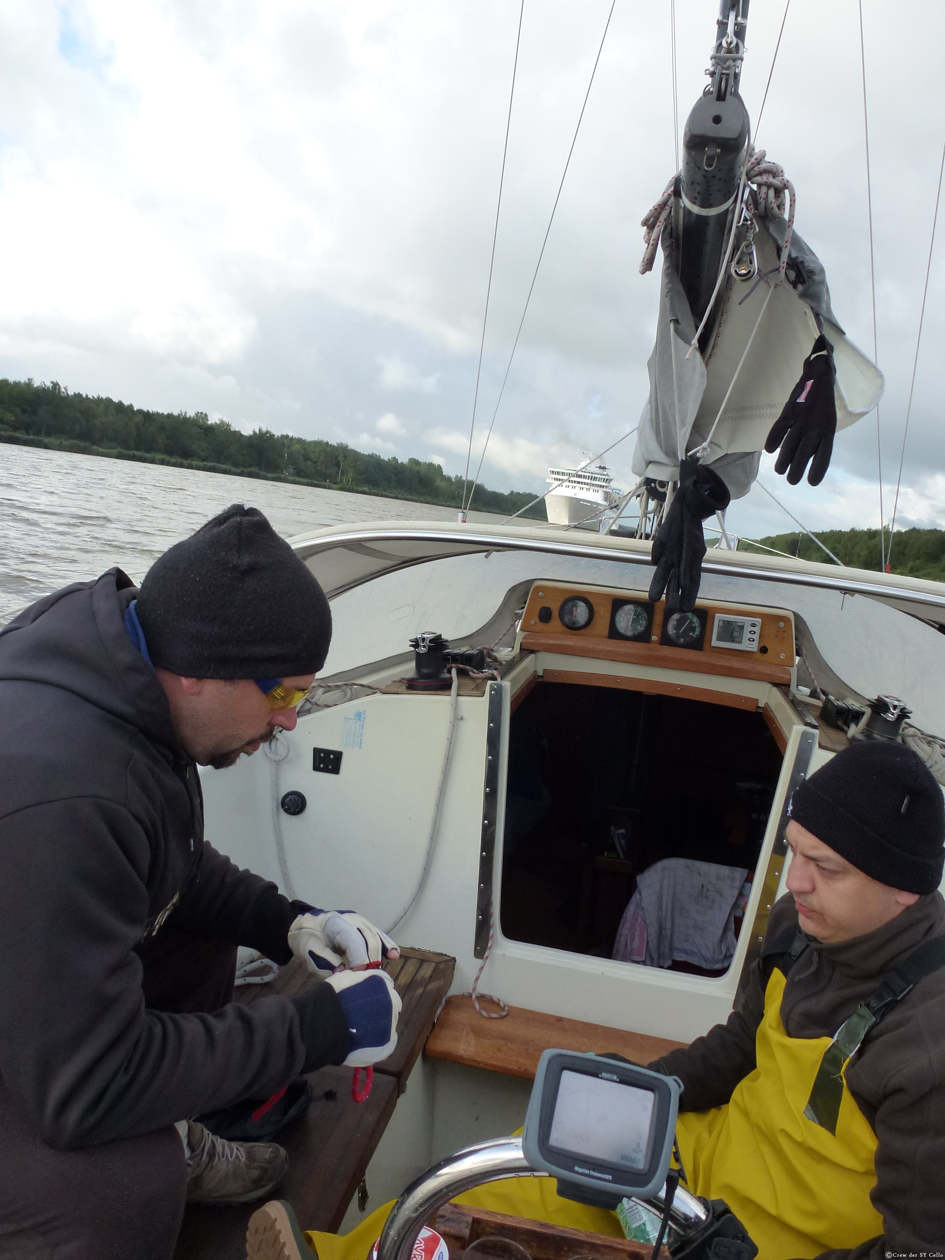 Unter kritischen Blicken werden Knoten vom Schiffsjungen geübt