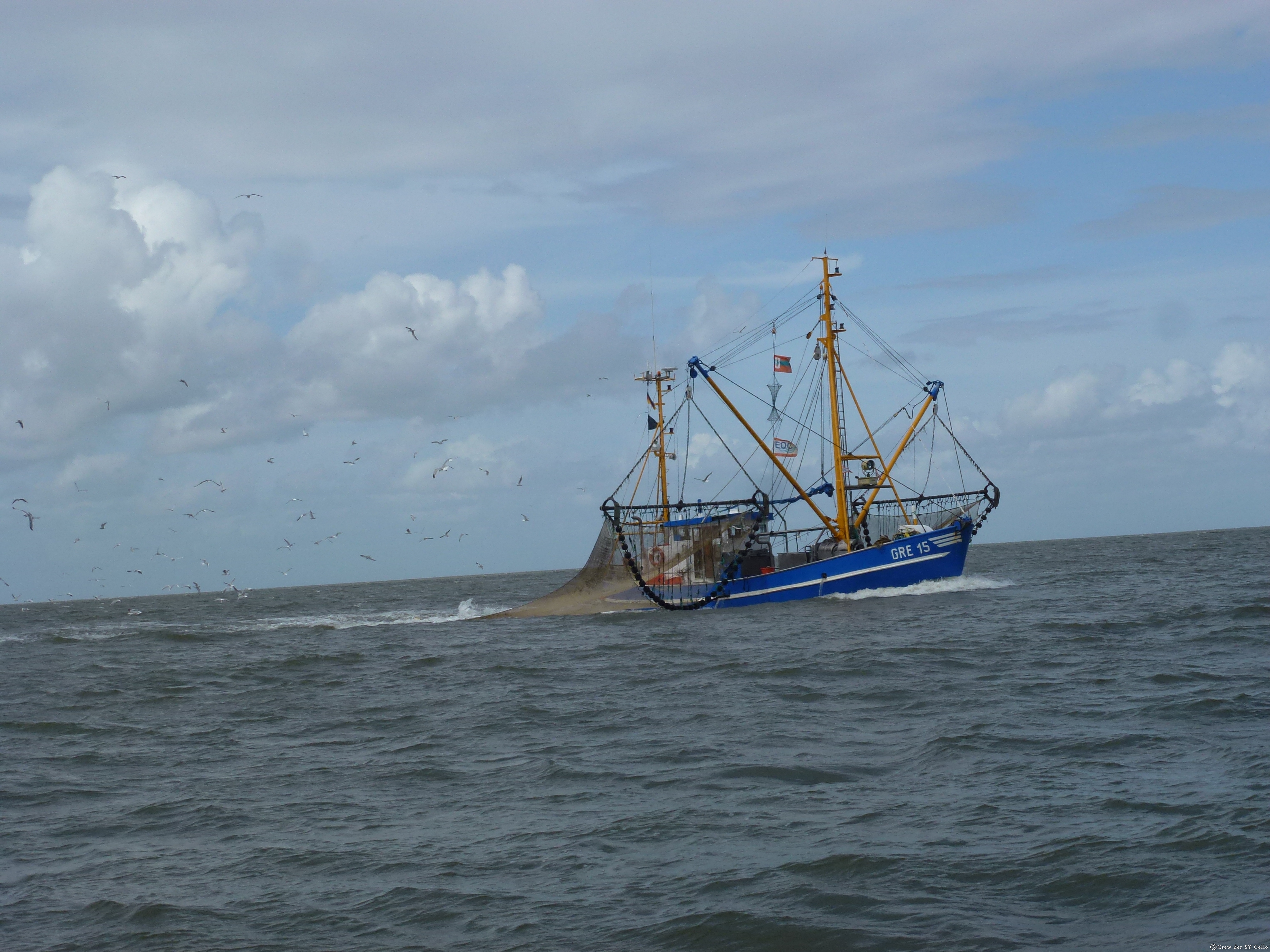 Ein Fisch-Kutter mit Schleppnetz