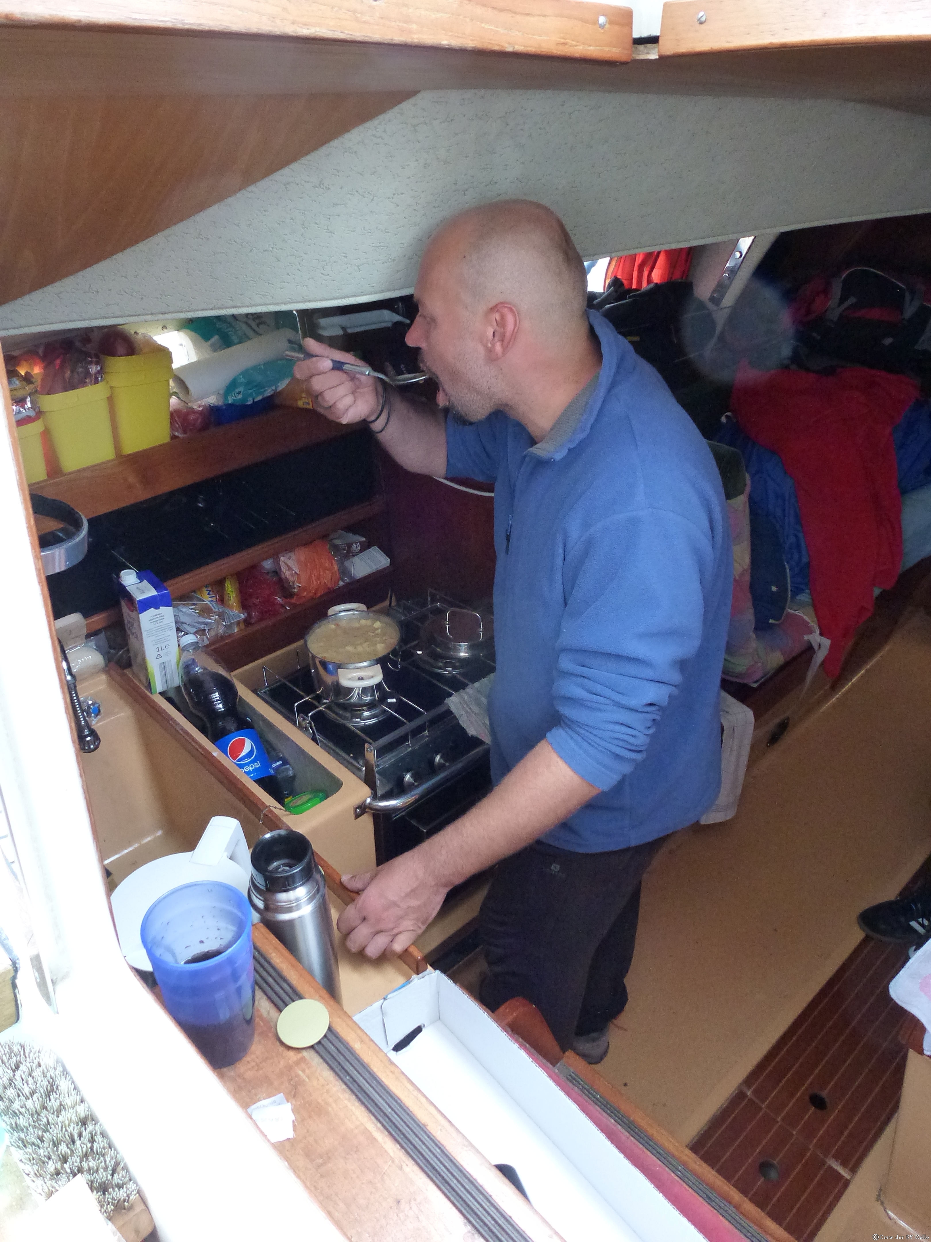 Smutje beim Mittagsessen