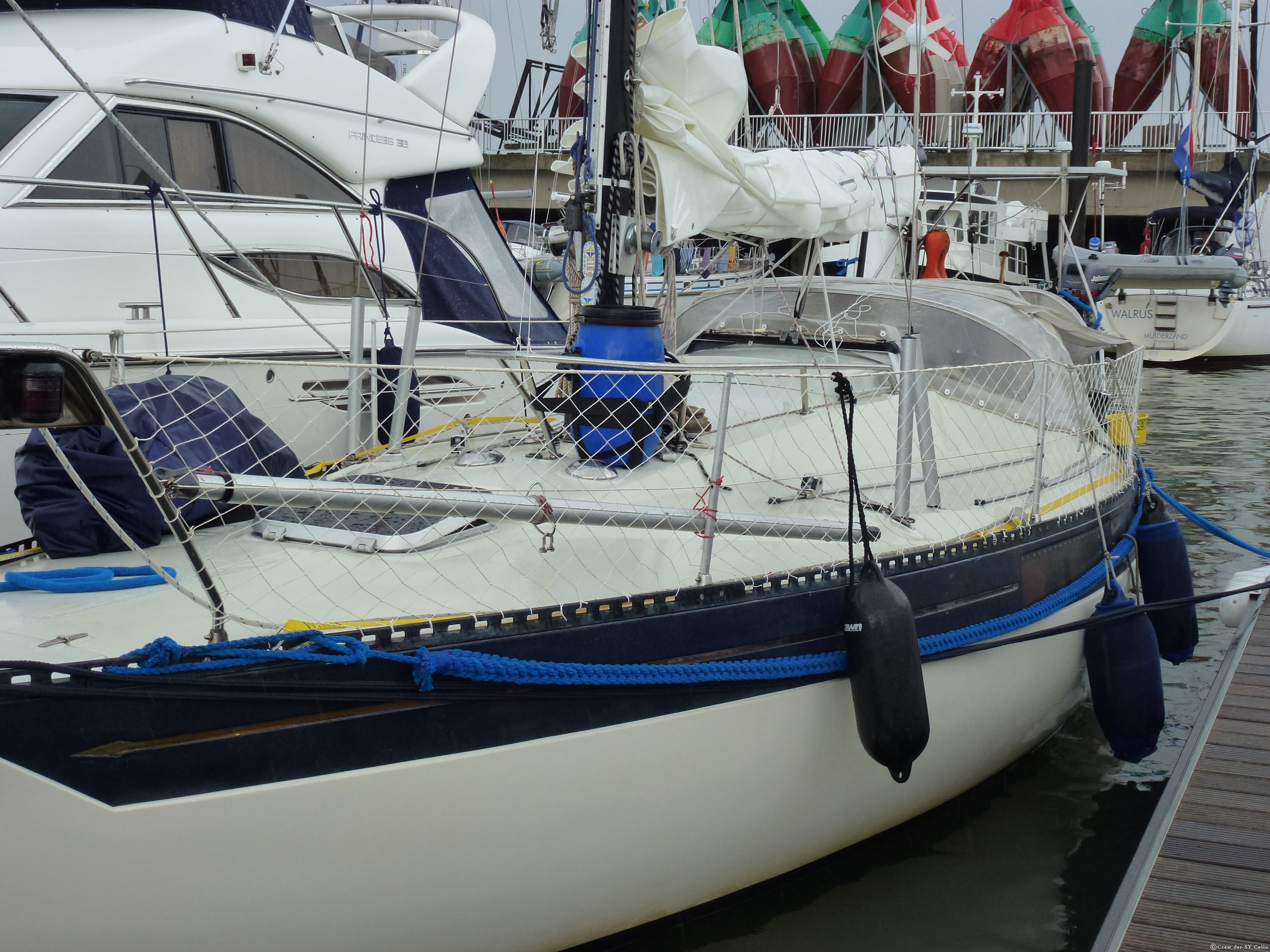 Netz ist angebracht, ein weiterer Schutz vor Mann-Über-Bord