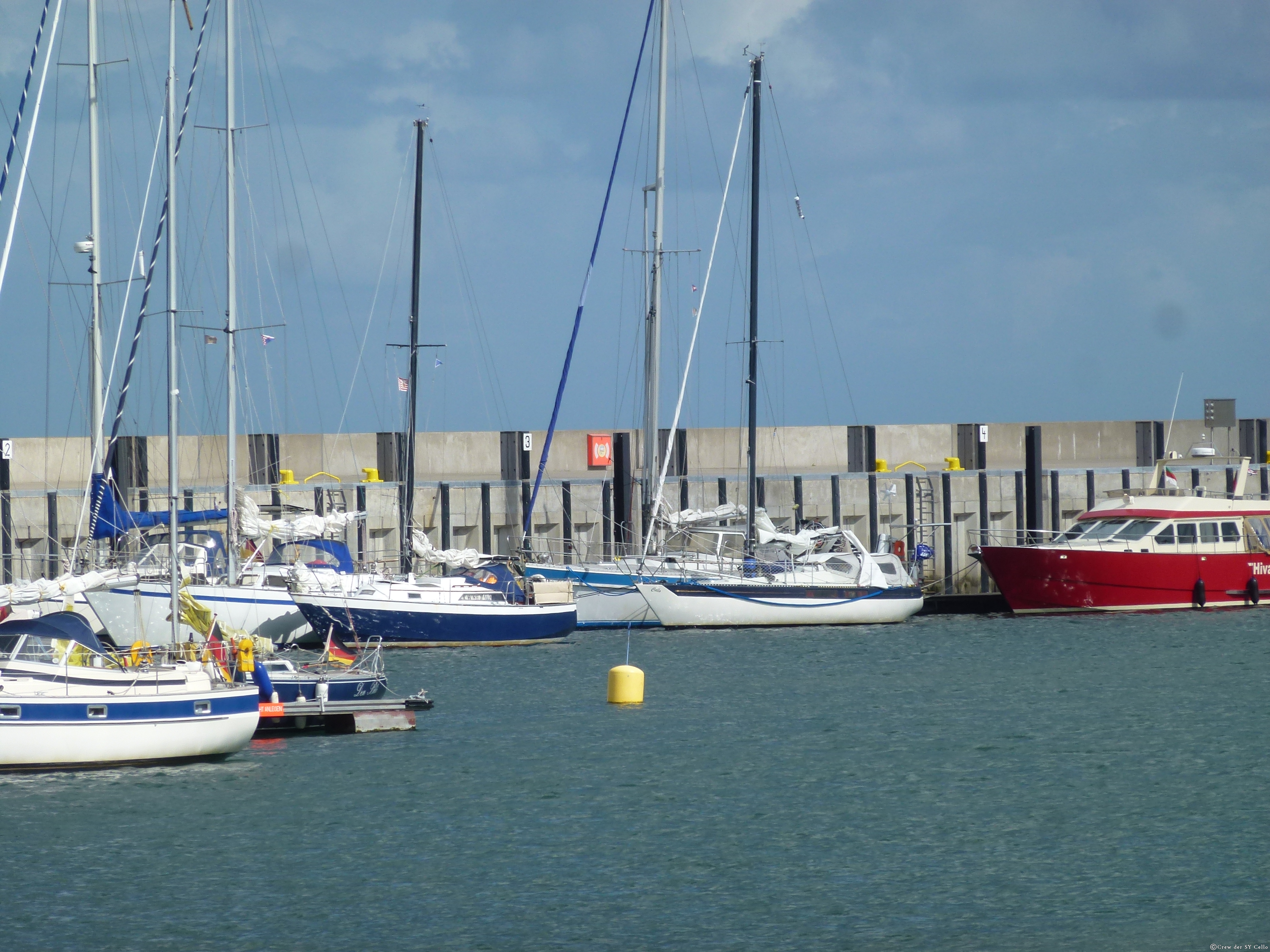 Cello zum ersten Mal an einem anderen Boot festgemacht