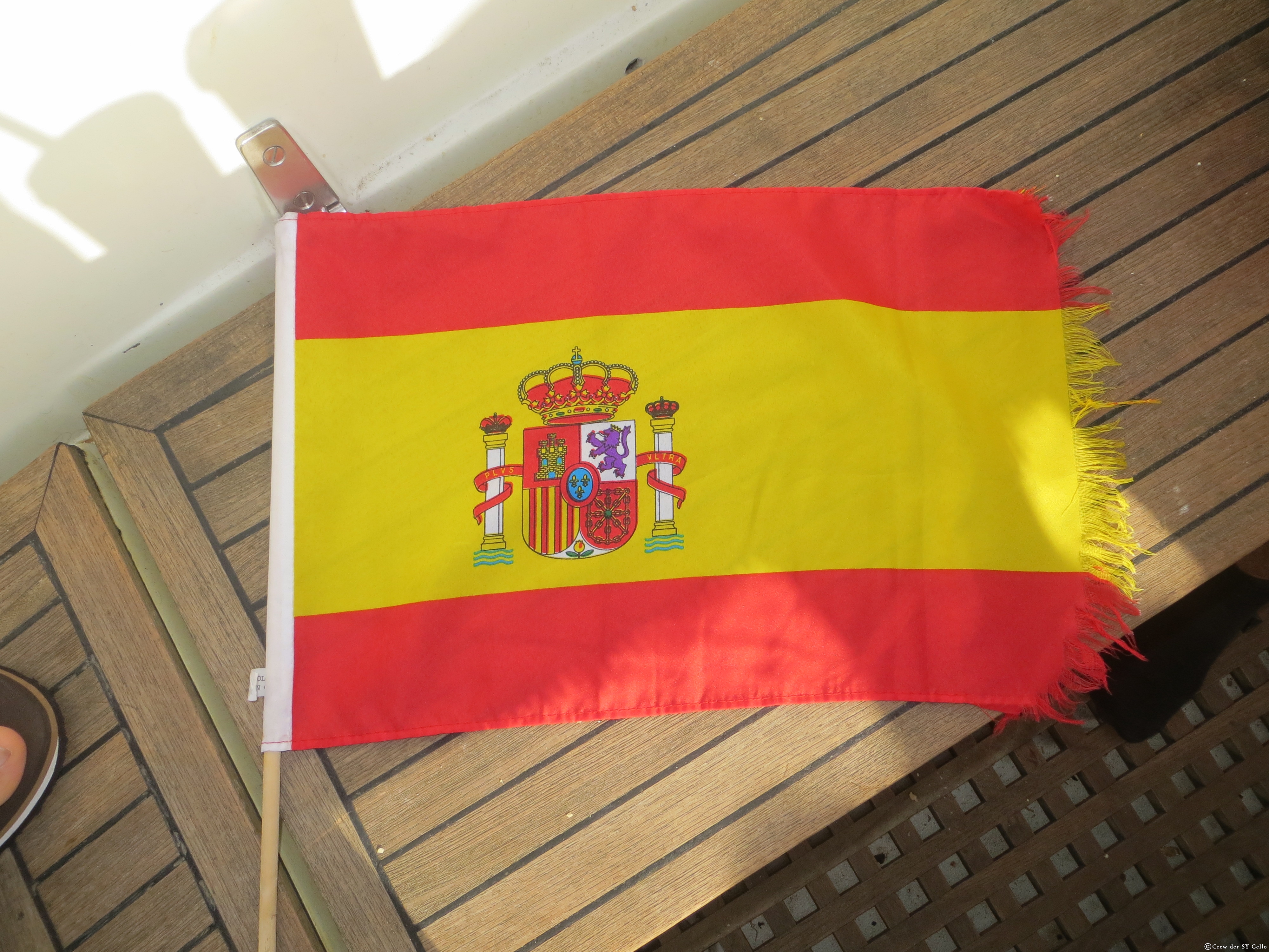 Unsere Spanische Gastflagge sieht ziemlich mitgenommen aus