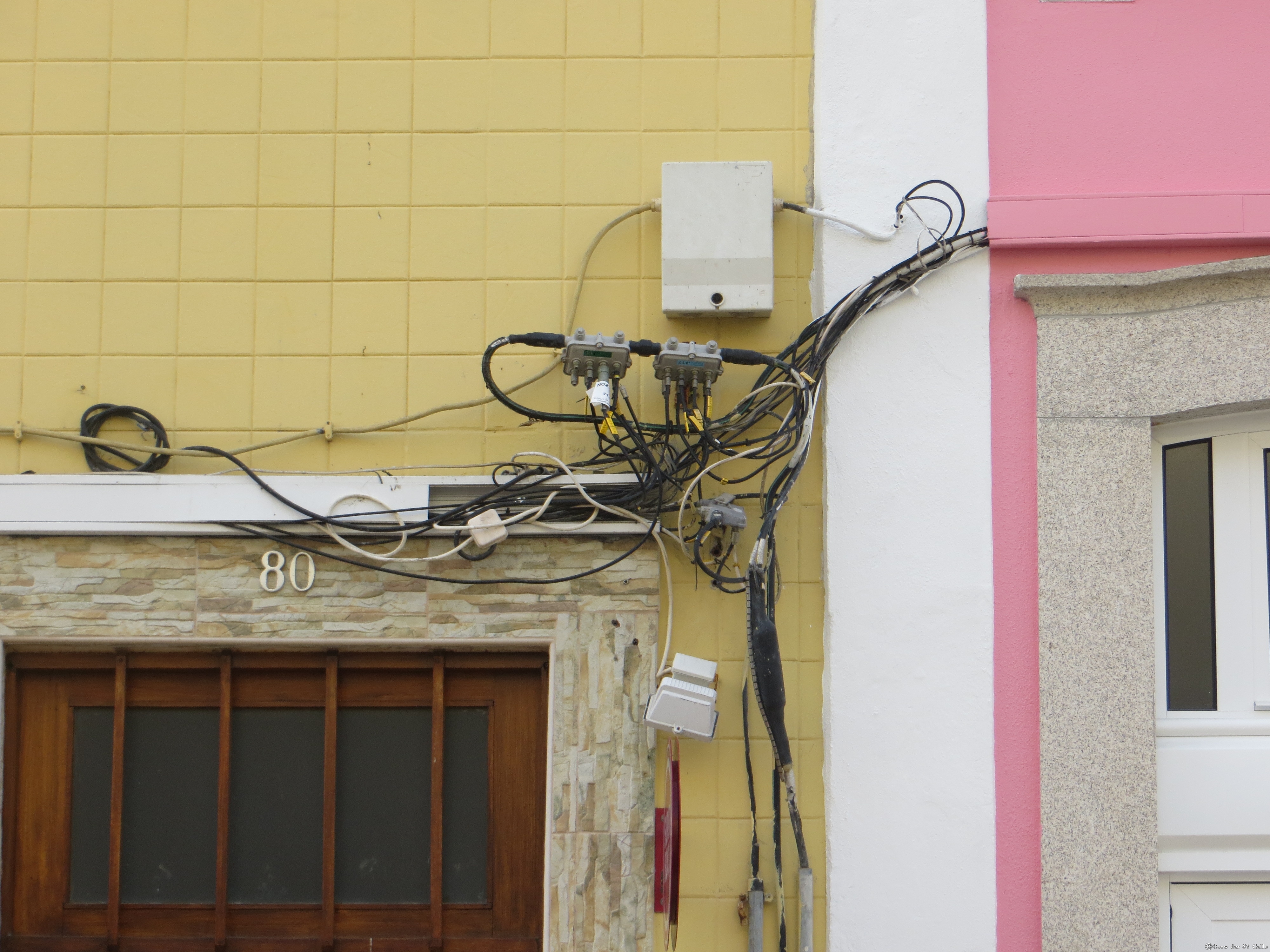 Kabelmanagement in Portugal, ähnlich auch in Spanien