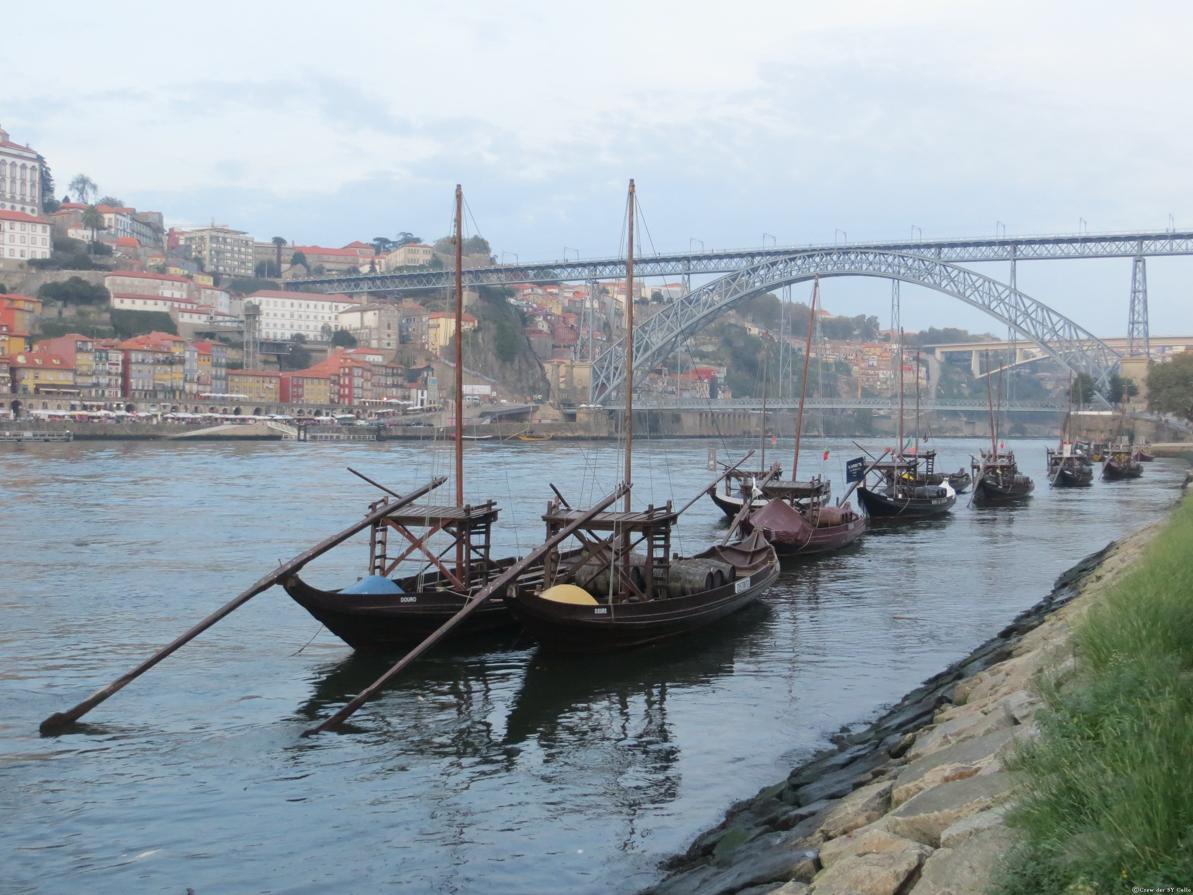 Traditionsschiffe, im Hintergrund Porto mit der berühmten Brücke